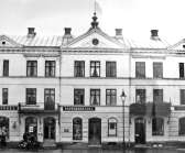 Natten när Säffle blev stad hölls det tal från en av balkongerna på Apotekshuset, som låg där PeKås finns idag. I huset fanns då Stenbecks bokhandel och Apoteket Svanen.                       
