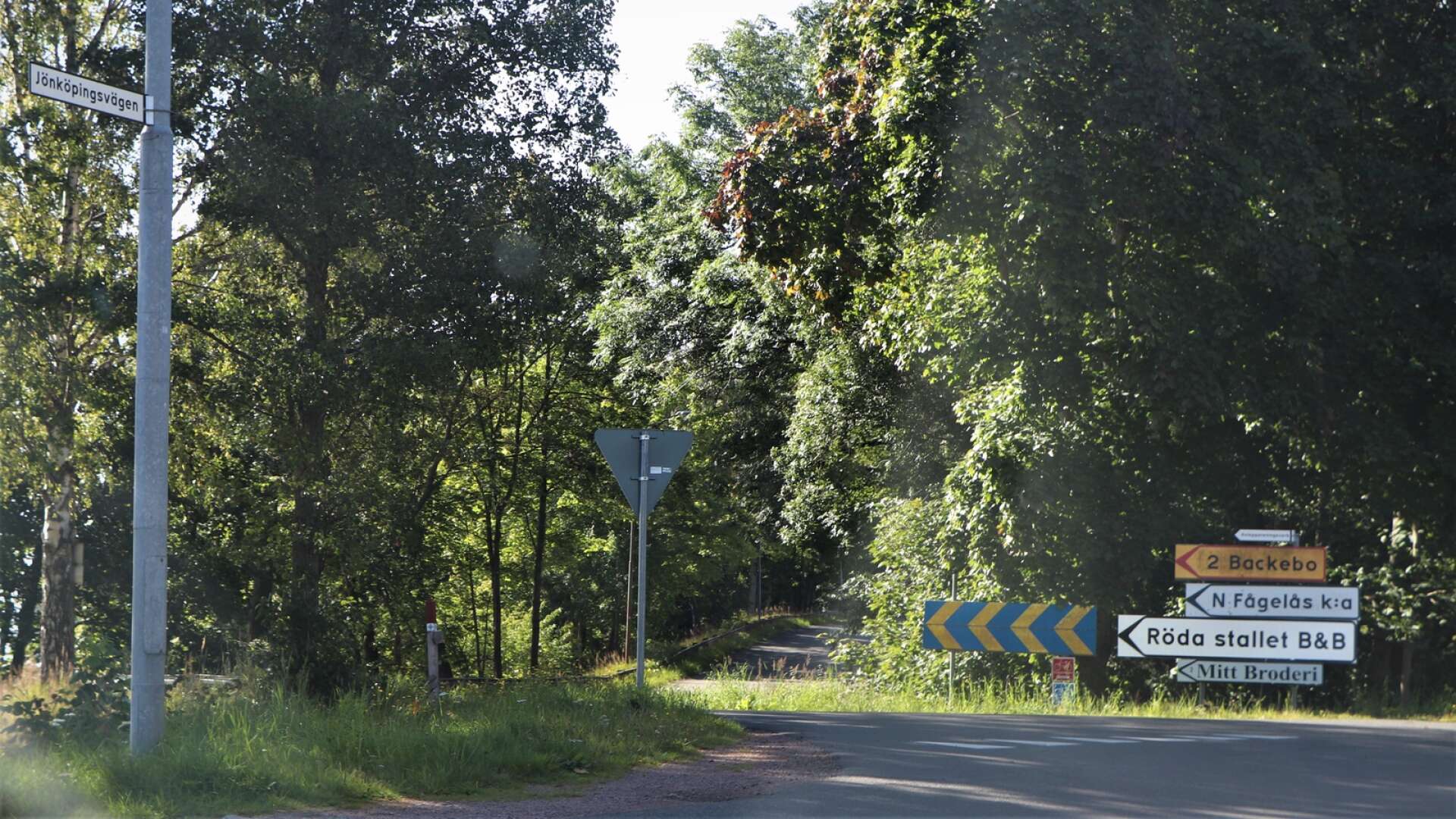 Vägen mot bland annat Norra Fågelås kyrka, från söder i Hjo, får nu även officiellt namnet Gamla Landsvägen.