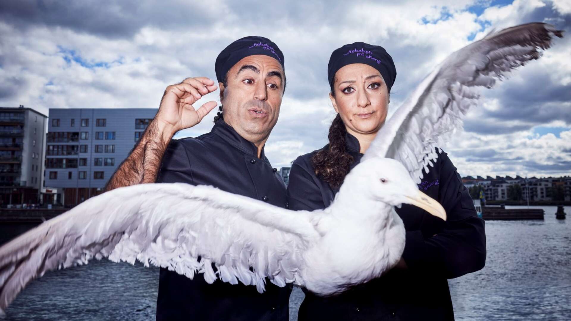 Özz Nûjen och Parwin Hoseinia spelar huvudrollerna i Kebaben på skäret, en komedi baserad på den sanna berättelsen om striden om en kebabrestaurang på Kungsholmen i Stockholm. Den 23 mars gästar de Kristinehamn och den 25 mars Karlstad.