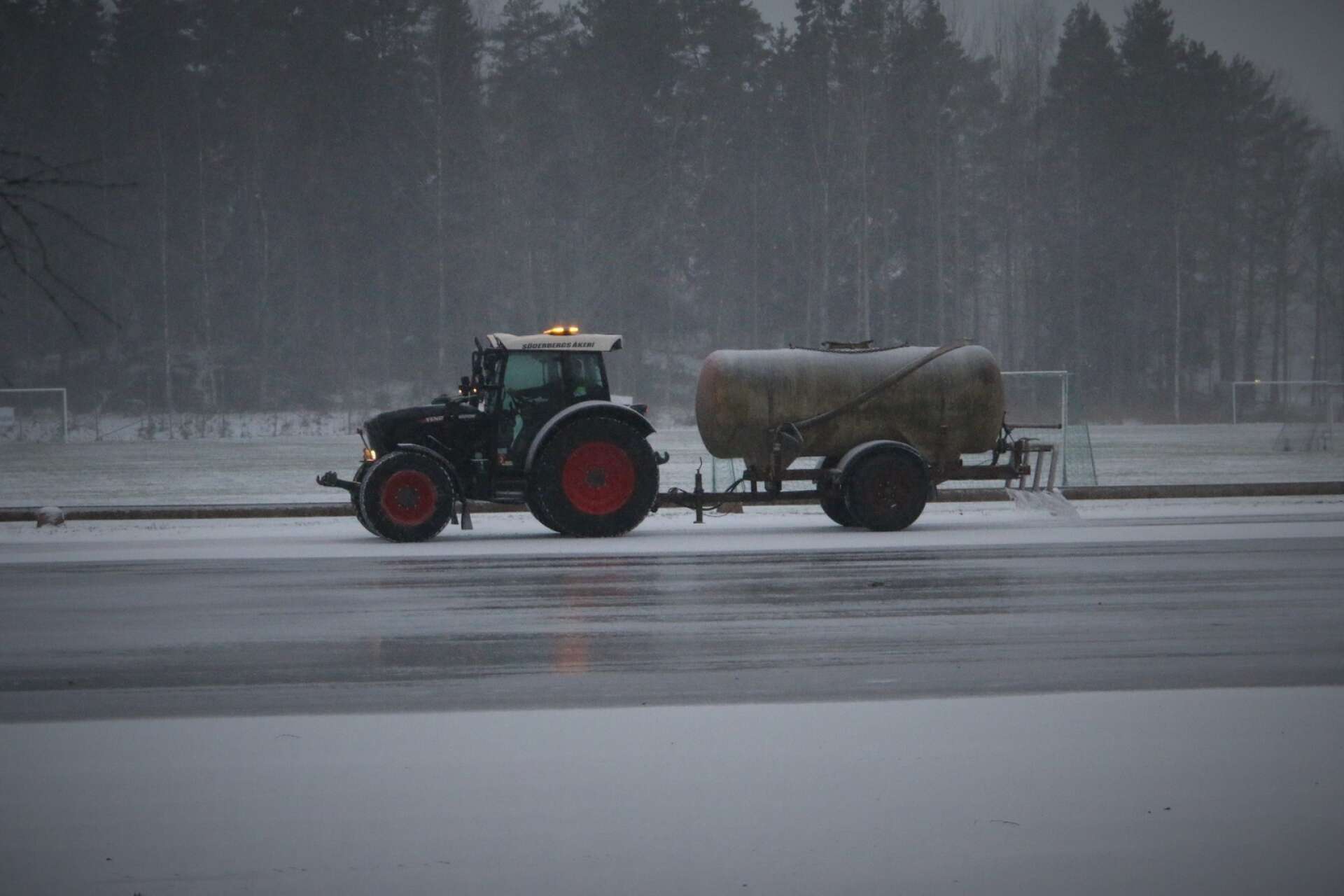 Spolning av isar pågick för fullt när onsdagens snöoväder drog in över Karlskoga.