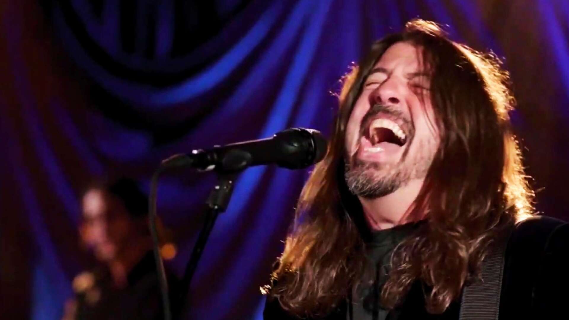 Dave Grohl, här under Joe Bidens installationskonsert, leder sitt Foo Fighters till nya musikaliska marker.