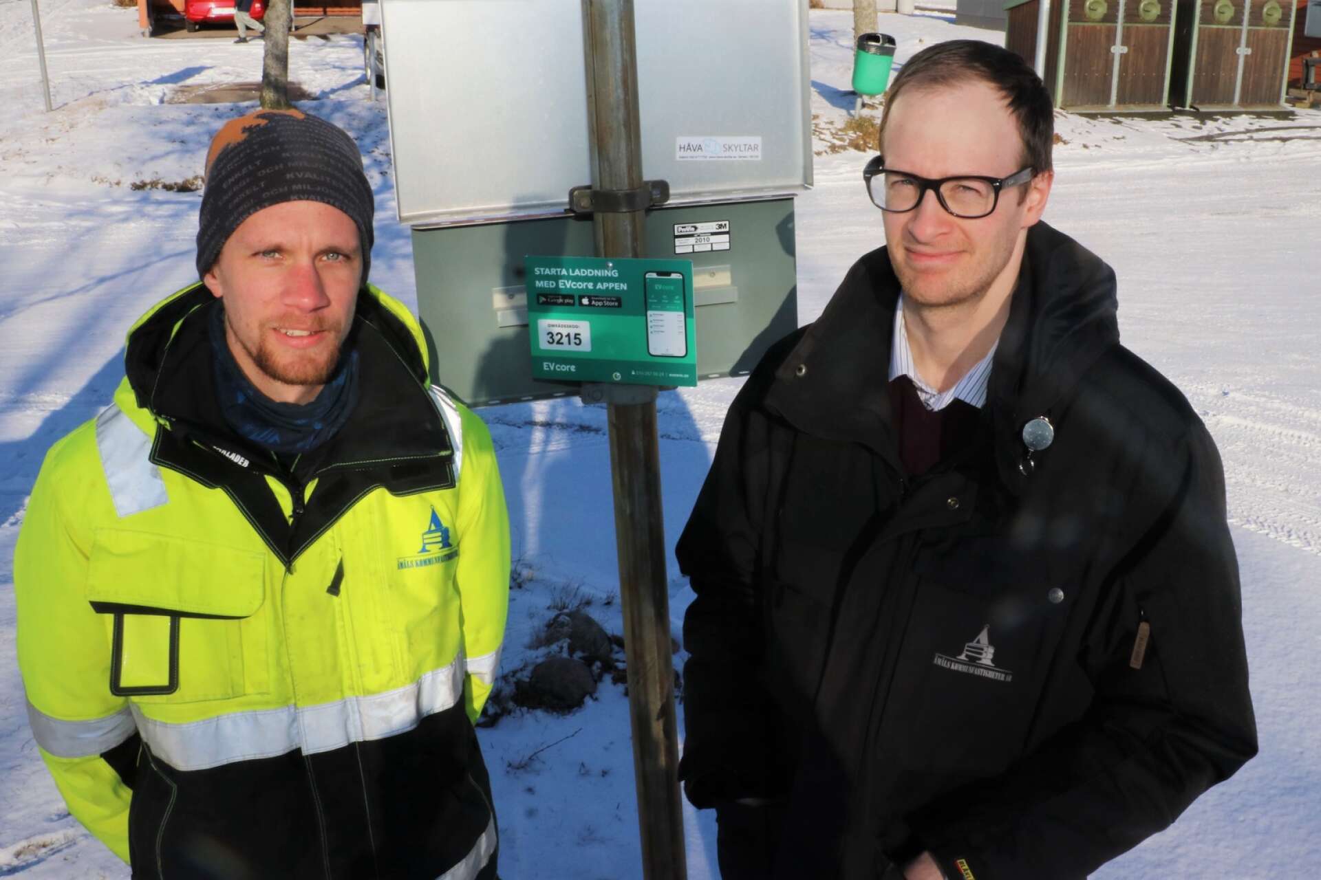 Tobias Johansson och Emil Svensson vid nya laddstationen i kvarteret Betslet.