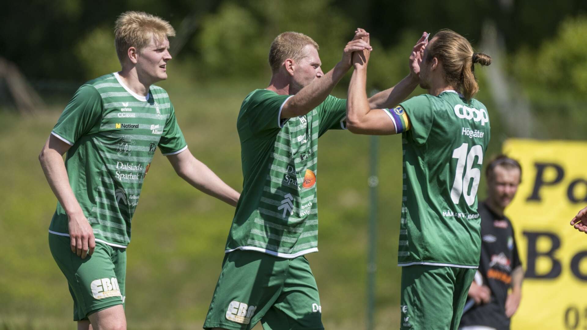 Daniel Blom (vänster) gjorde två mål i segern mot Skärhamn.