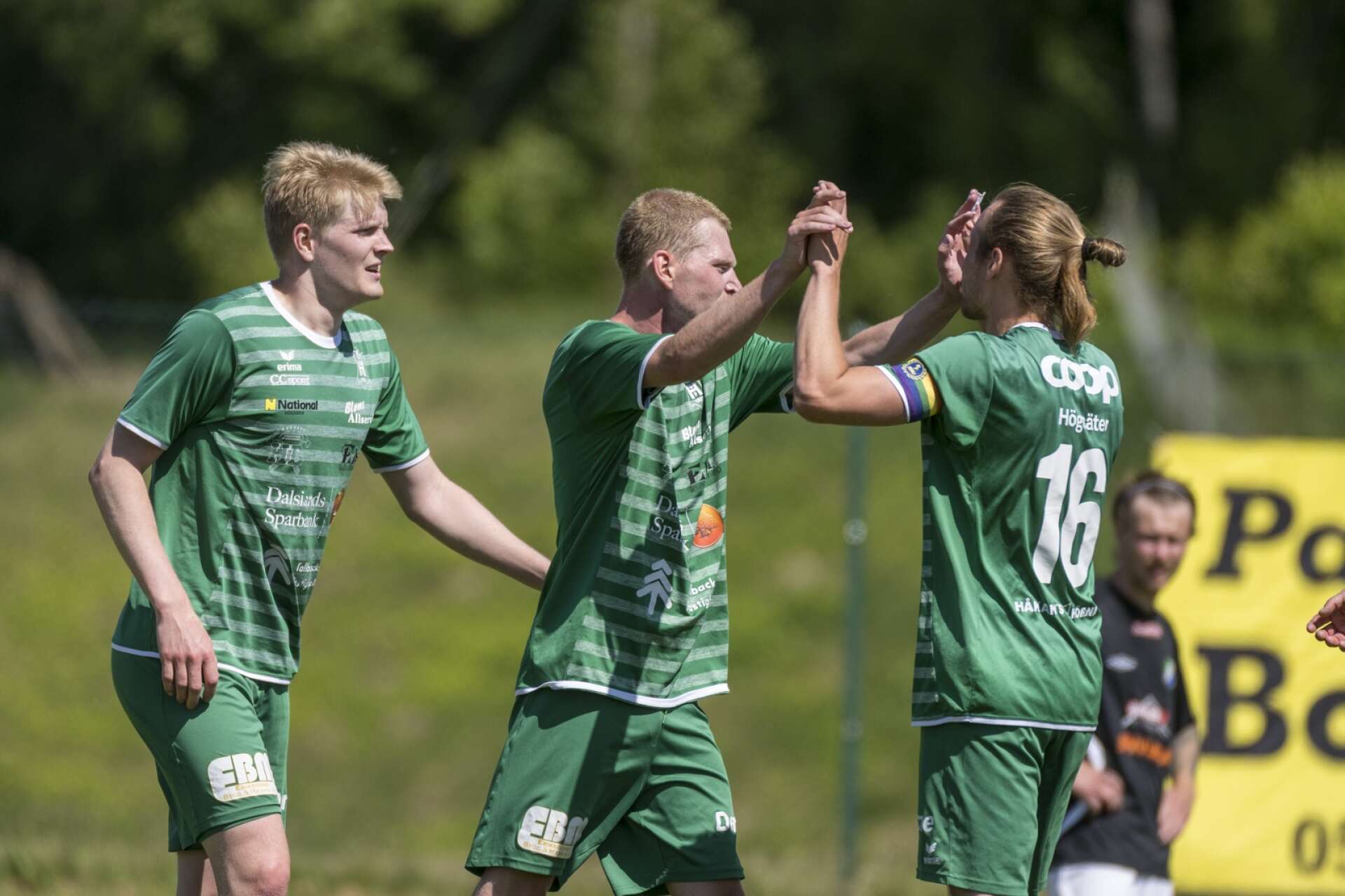 Högsäters GF–Ödsmåls IK 3–1. Måljubel i Högsäter. Jonas Hansson och Lukas Andersson firar med målskytten Daniel Blom.