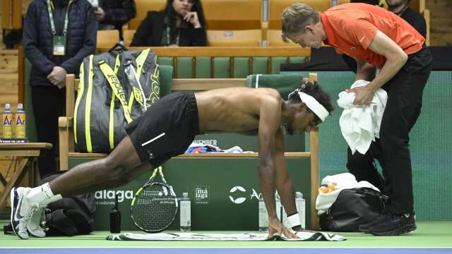 Elias Ymer får hjälp med ryggen under sin kvartsfinal mot Miomir Kecmanovic, Serbien, under tennisturneringen Nordic Open.