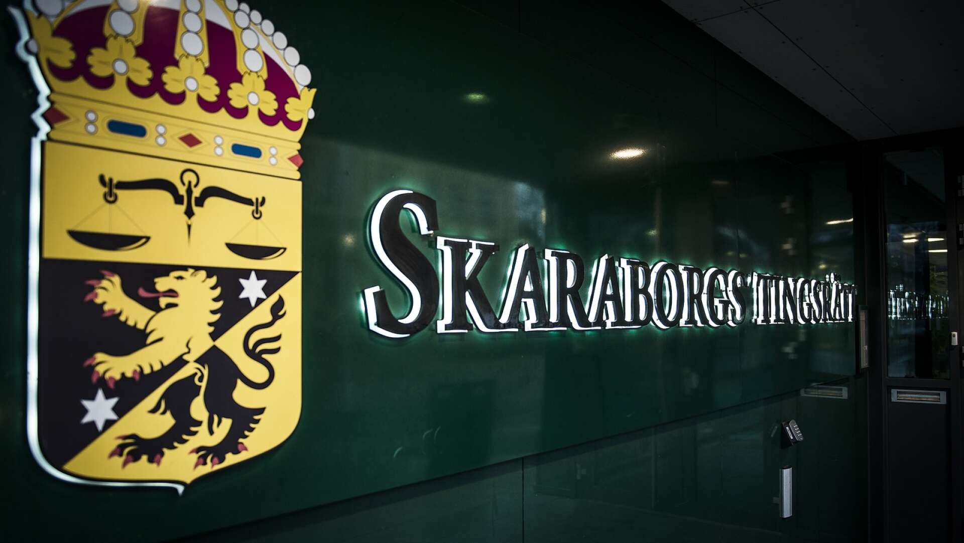 Skaraborgs tingsrätten dömde under torsdagen en Mariestadsbo för en rad brott, bland annat misshandel och olaga frihetsberövande.