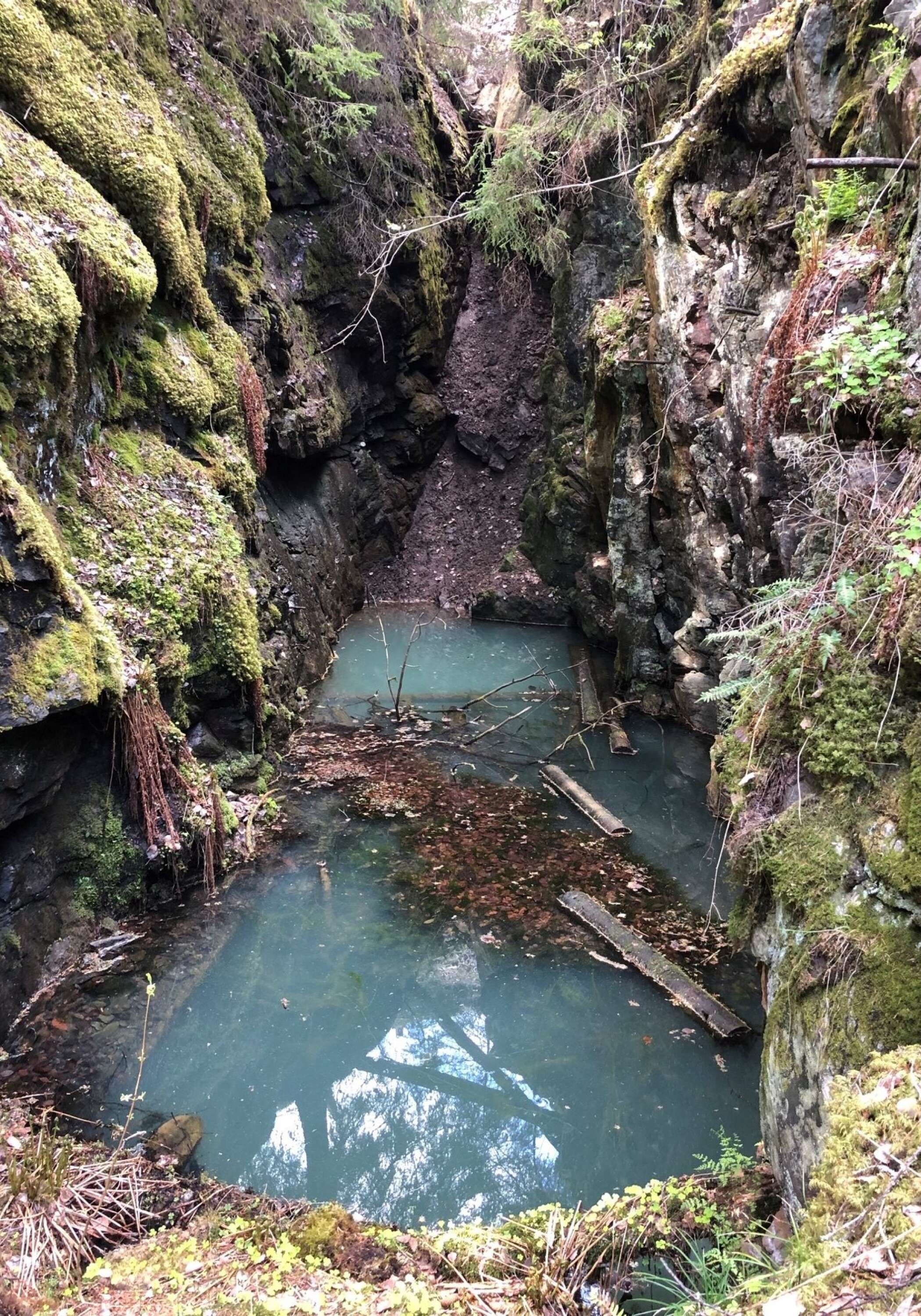 Grönt vatten i ett av silvergruvhålen som är upp till 60 meter djupa.
