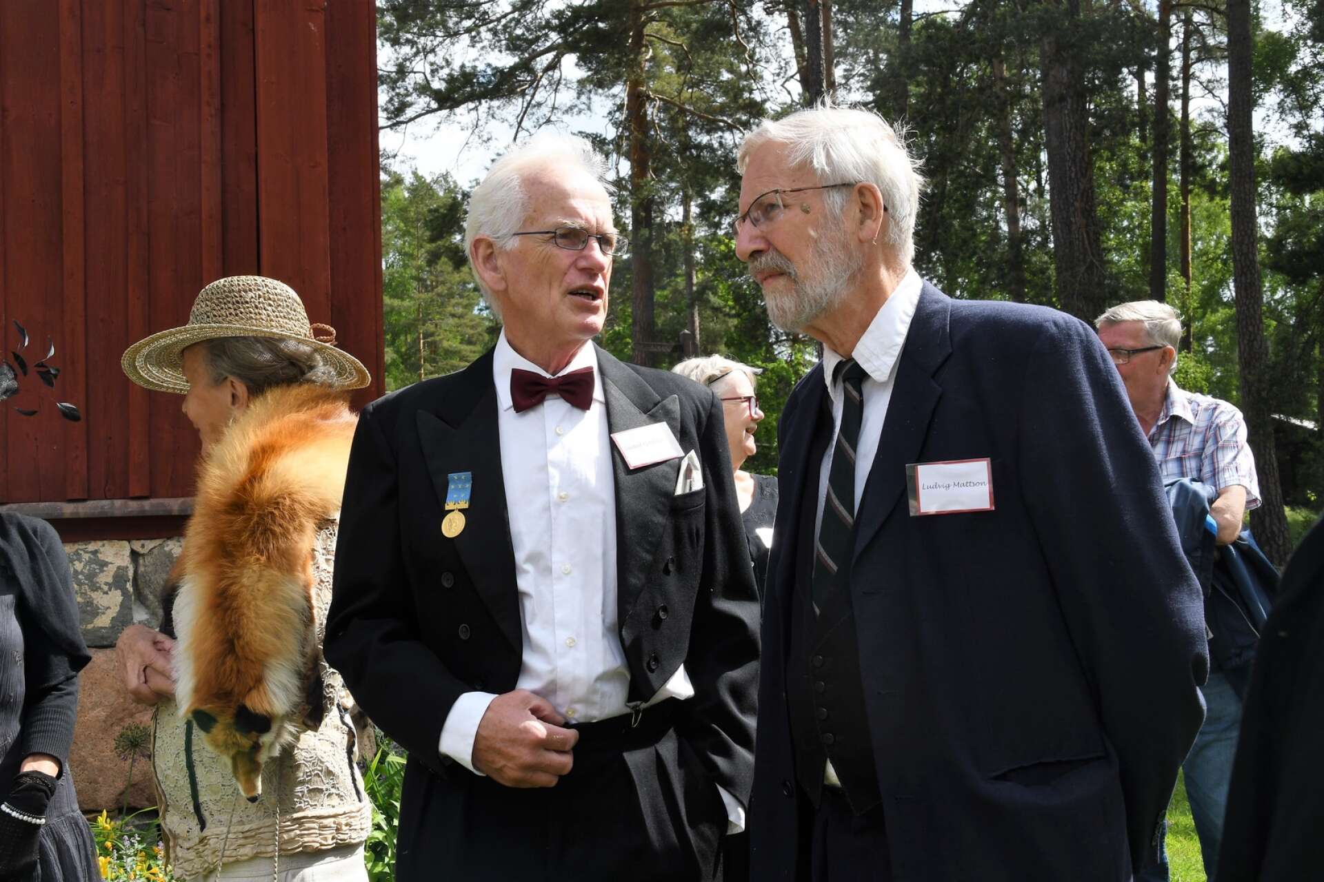 Medaljprygg Gustaf Fajestad (Anders Ljunggren) och arkitekt Ludvig Mattsson (Lennart Wettmark), i bakgrunden skymtar fru Blakstad från Sälboda gård.