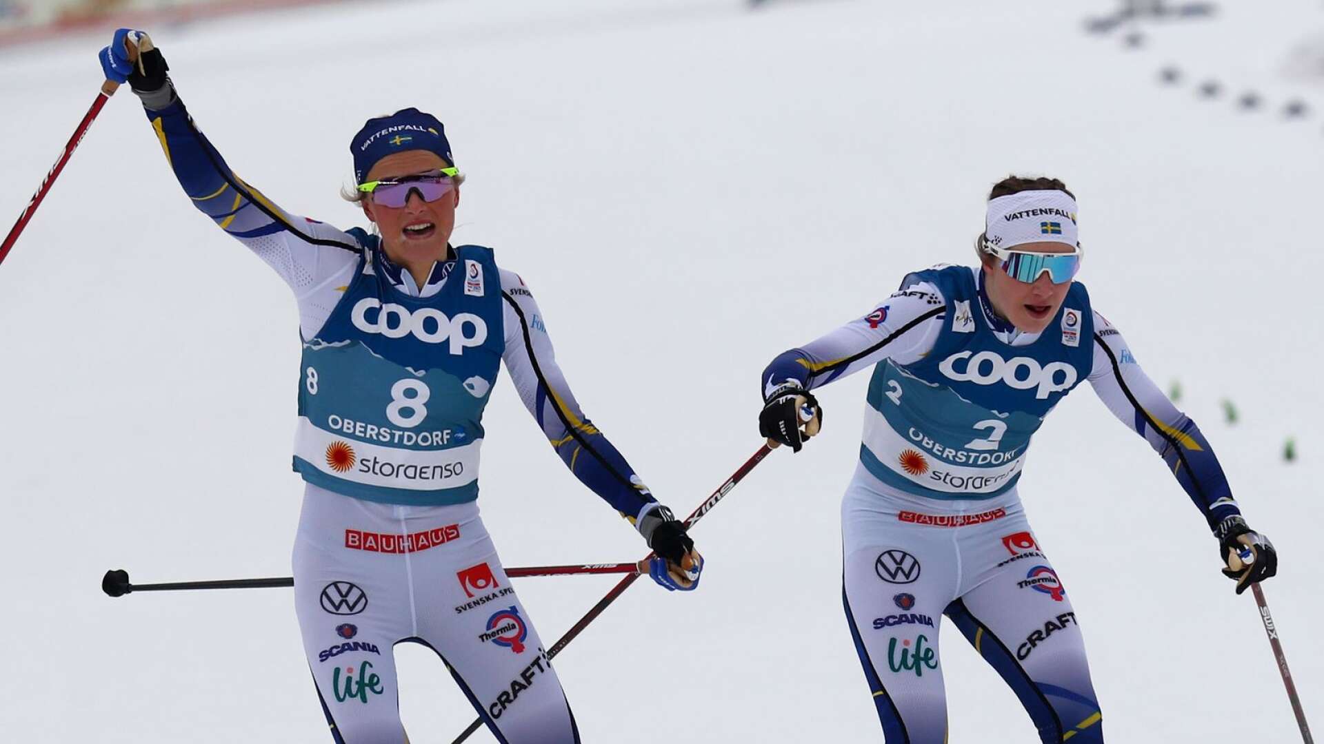 Frida Karlsson vinner silverfajten mot Ebba Andersson med knapp marginal. 