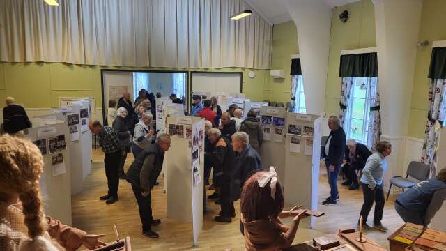 Många kom till bygdegården i Södra Råda för utställningen med skolfoton.
