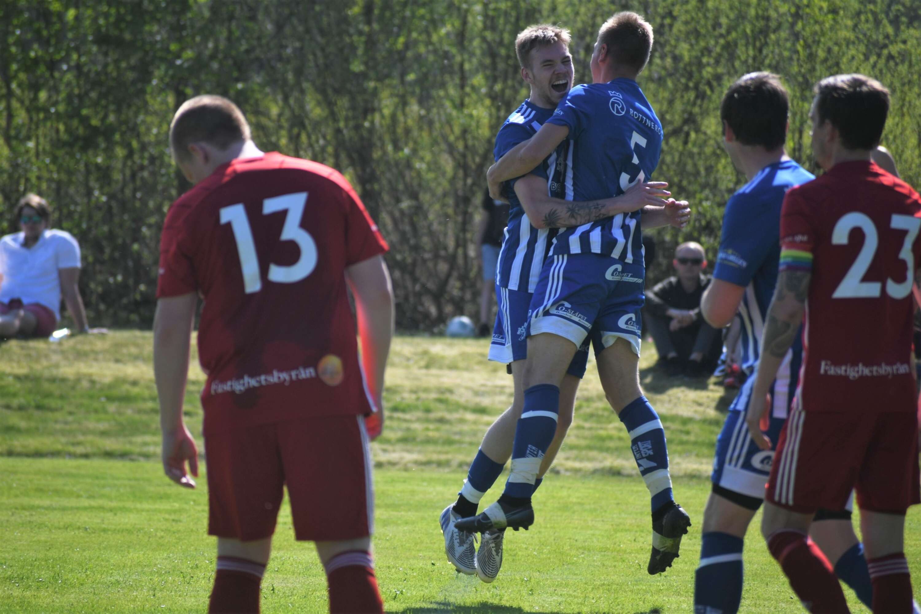Emil Sundeskog blev så här glad när han kramade om Carl Lykken efter hans 2-2-mål.
