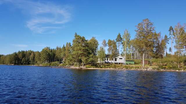 Strandnära bebyggelse vid sjön Lelång.