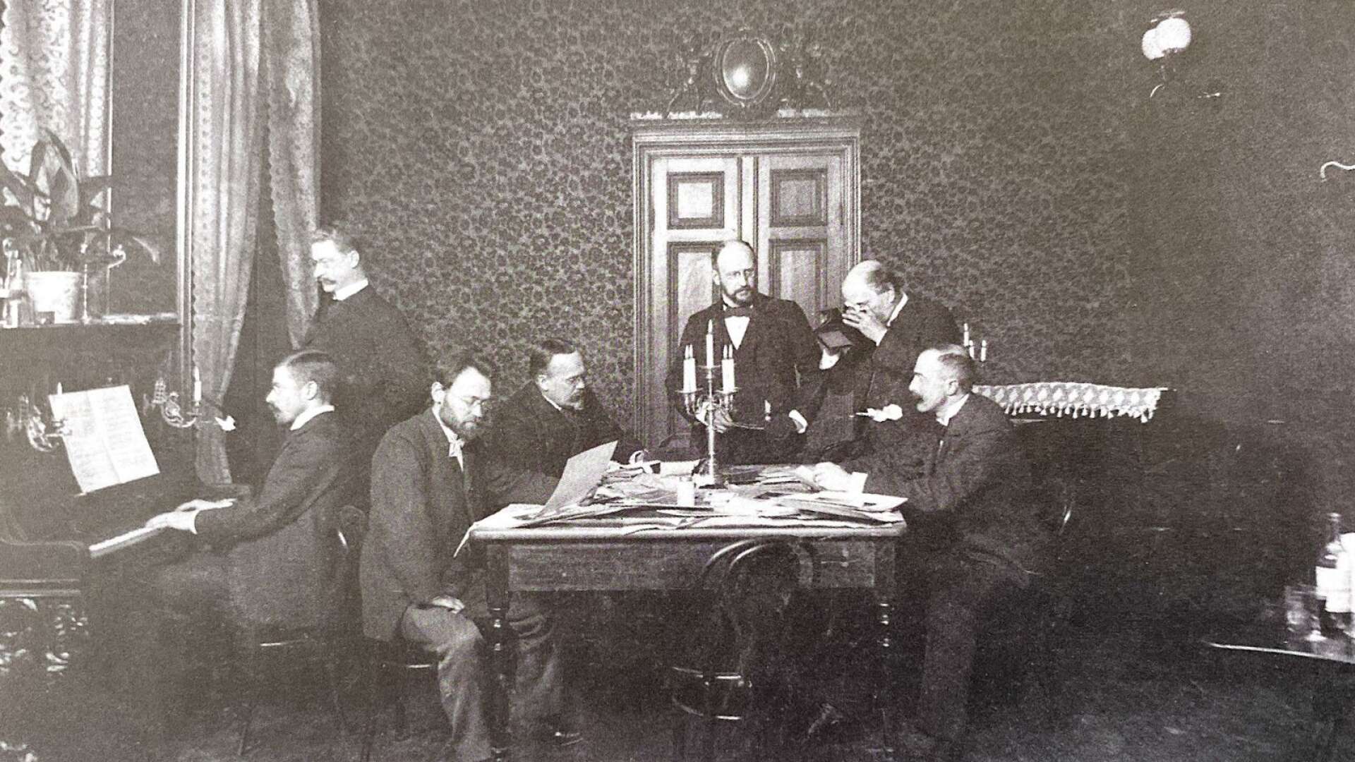 Svenska fotografernas förbunds föregångare. Fotografiska klubben sammanträder i Sveasalen i Stockholm 1894. Längst till höger syns Ernest Florman och direkt till vänster om honom Gösta Florman.