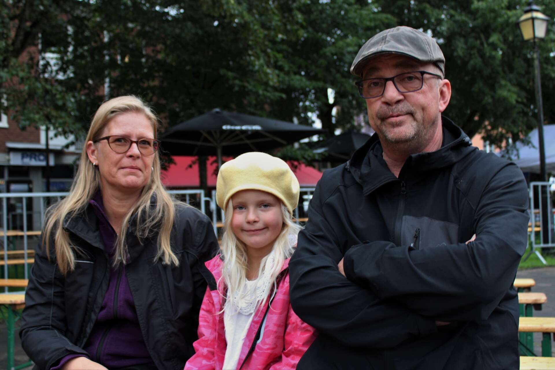 Marie, Märy och Johan Skantz från Skara väntade in regnuppehållet och tog sig sen fram till scenen. 