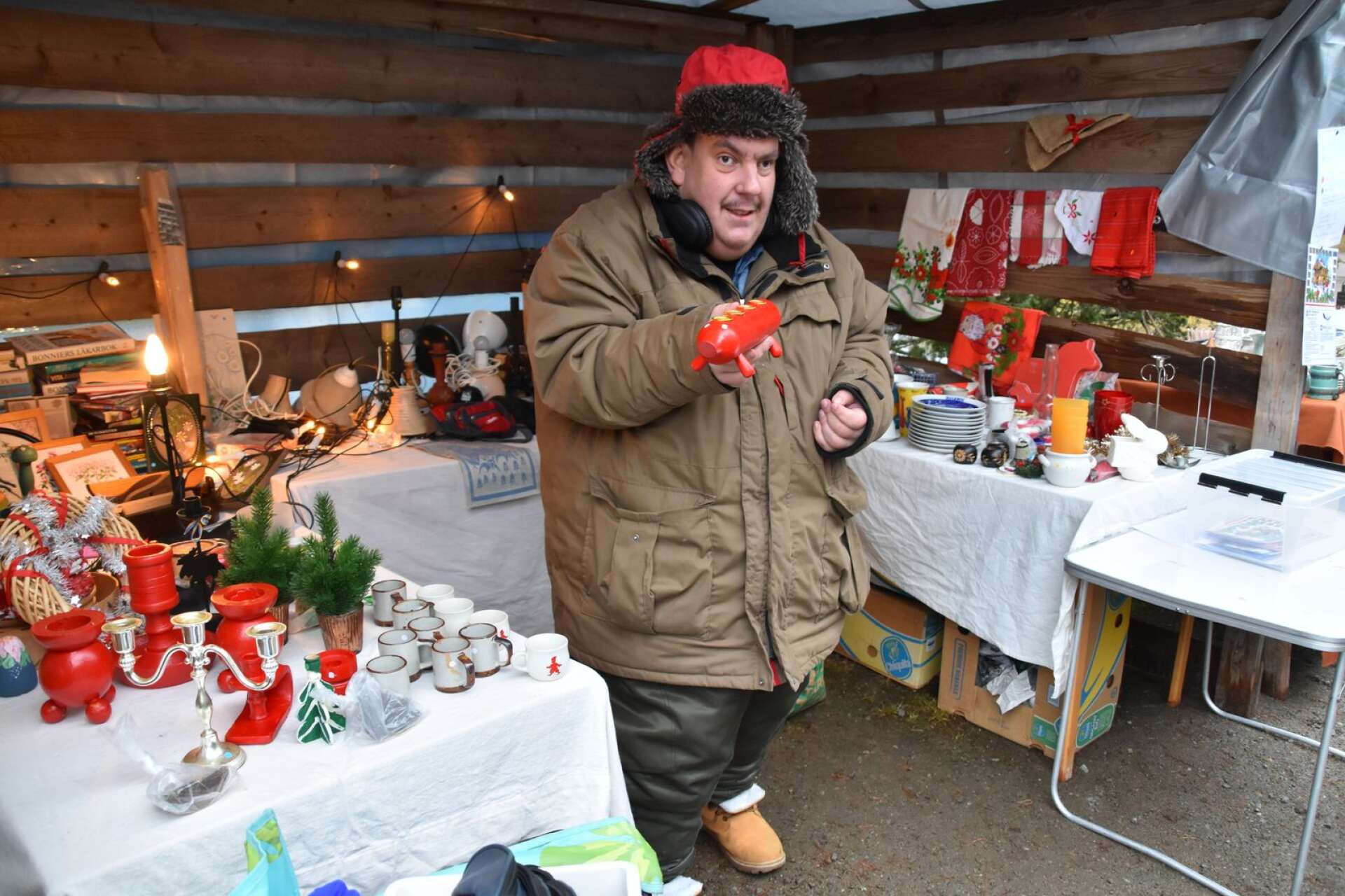 Fredrik Rosengren säljer bland annat ljusstakar och julkalendrar.