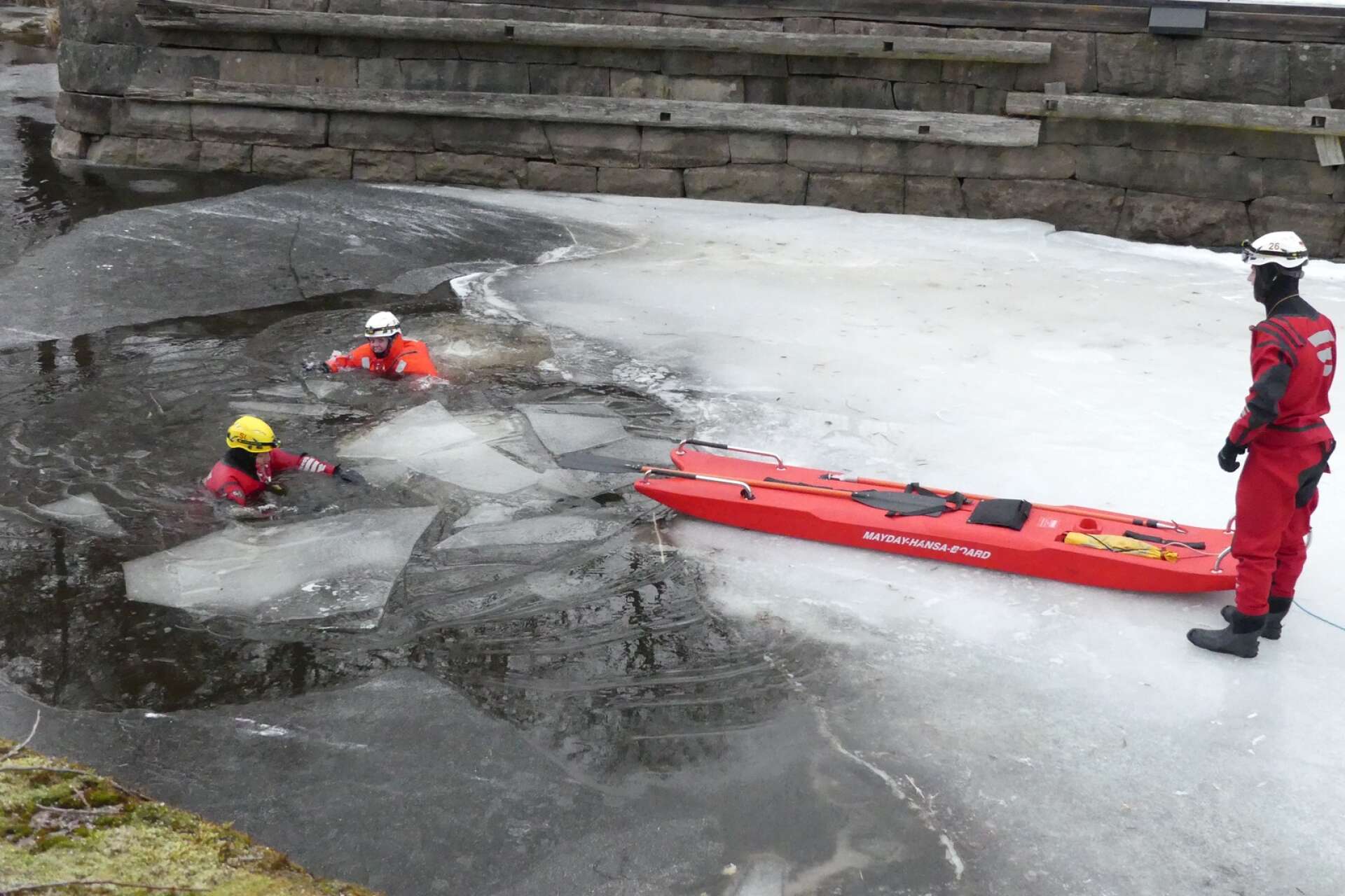 Säffle räddningstjänst övade islivräddning i kanalen. 