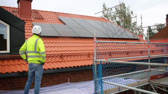 Säfflebostäder satsar på tak med solcellspaneler och på att bygga om befintliga lokaler till bostäder.