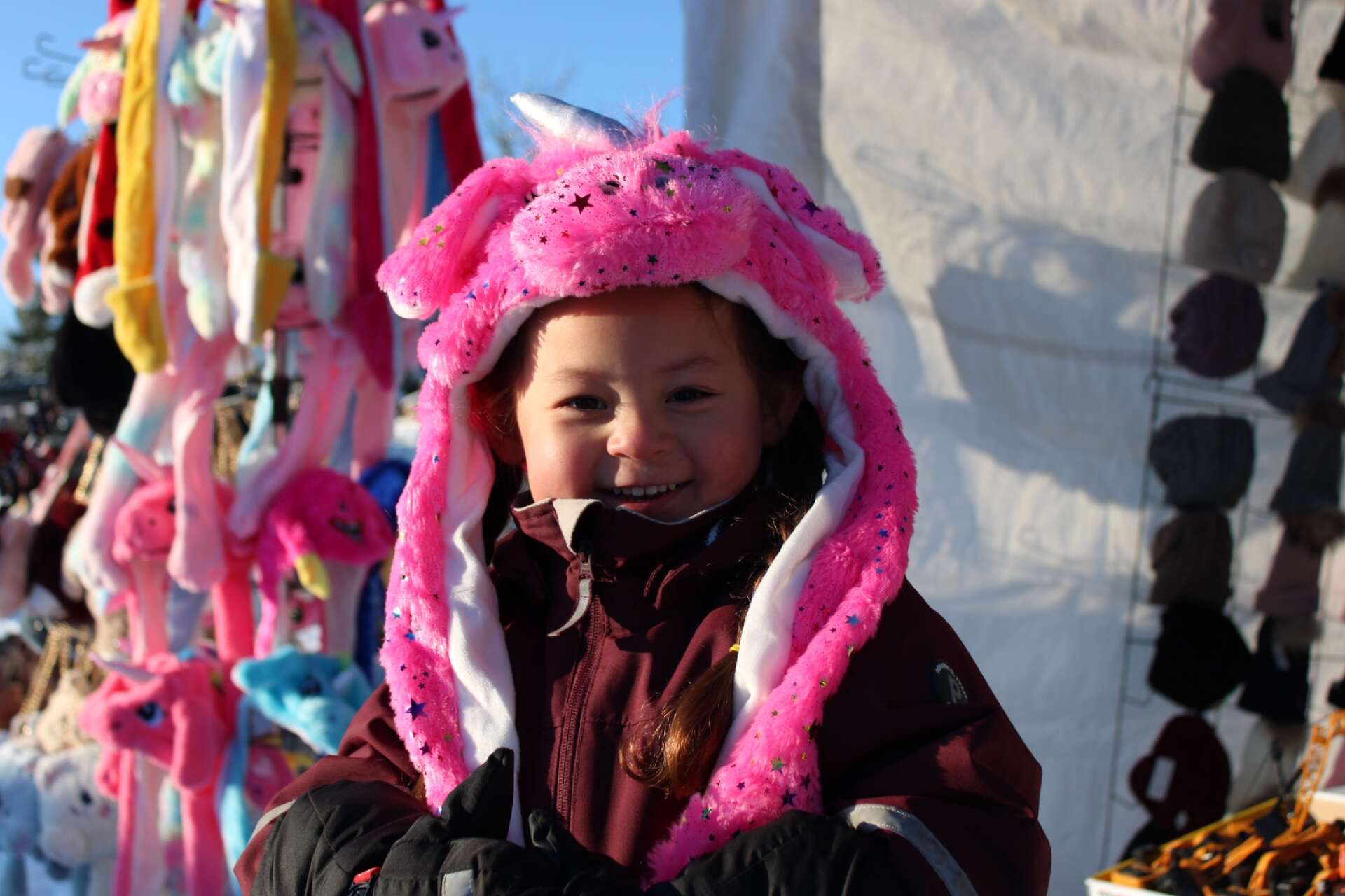 Helny Eliasson, 3, från Nossebro hittade en varm och häftig mössa. ”Den var fin och jag tycker om den”, säger hon.