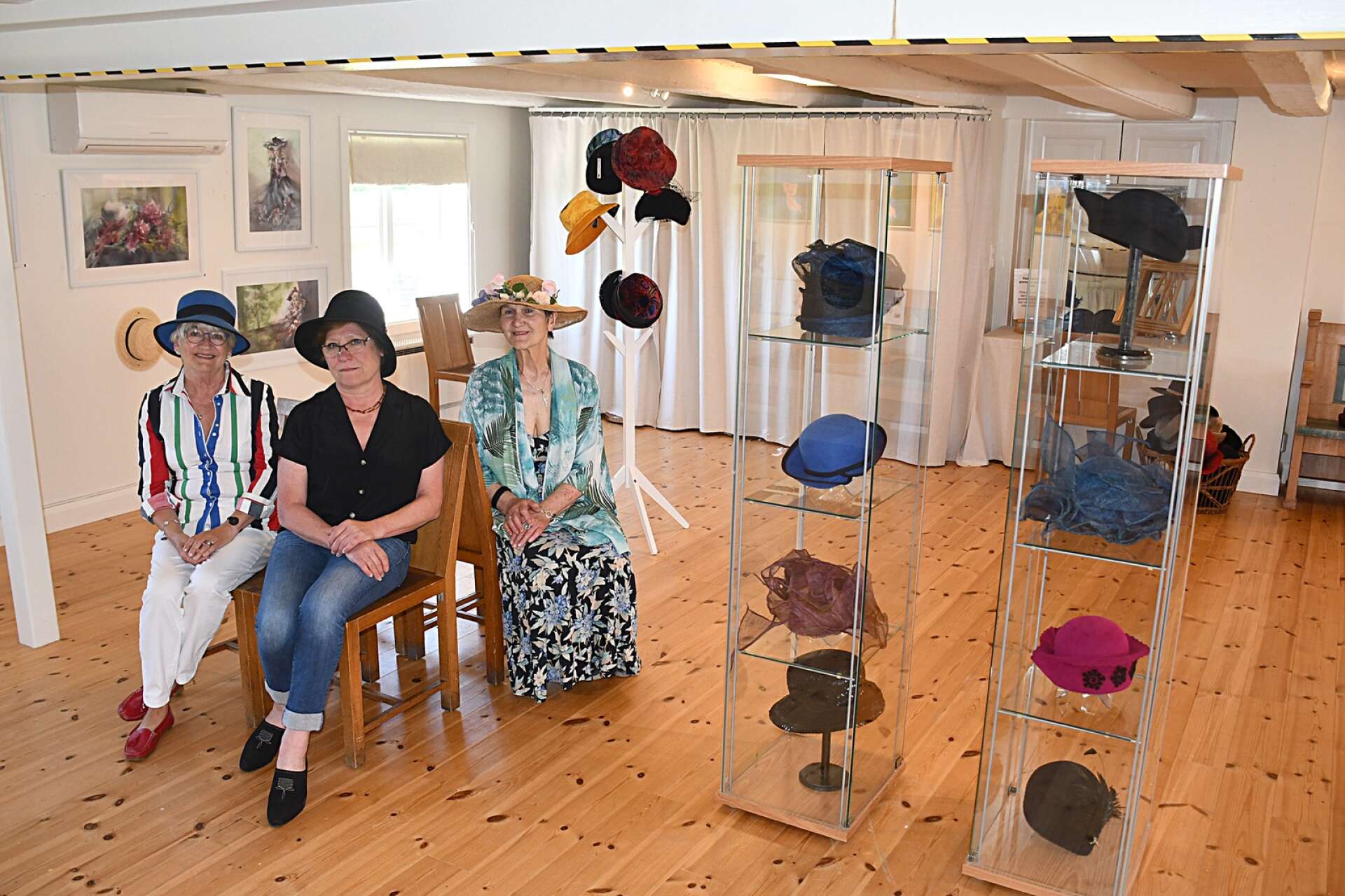 I hatten hela sommaren på Ulvsby herrgård. Från vänster, Marion Bergsjö, Olga Karlsson och Maj-Lis Uller. 