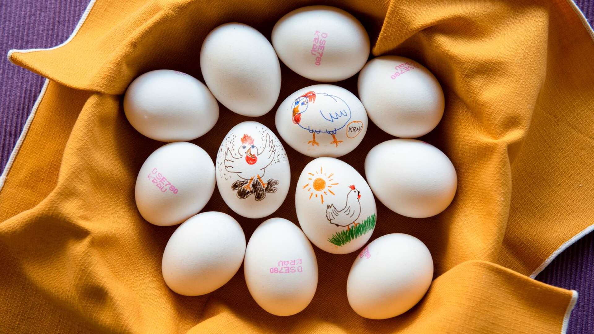 Med Krav-märkta ägg – i väskan eller på påskbordet – får man de mest hållbara. Och trots kraftigt stigande matpriser kostar de inte särskilt mycket mer än andra ägg, skriver Emma Rung.