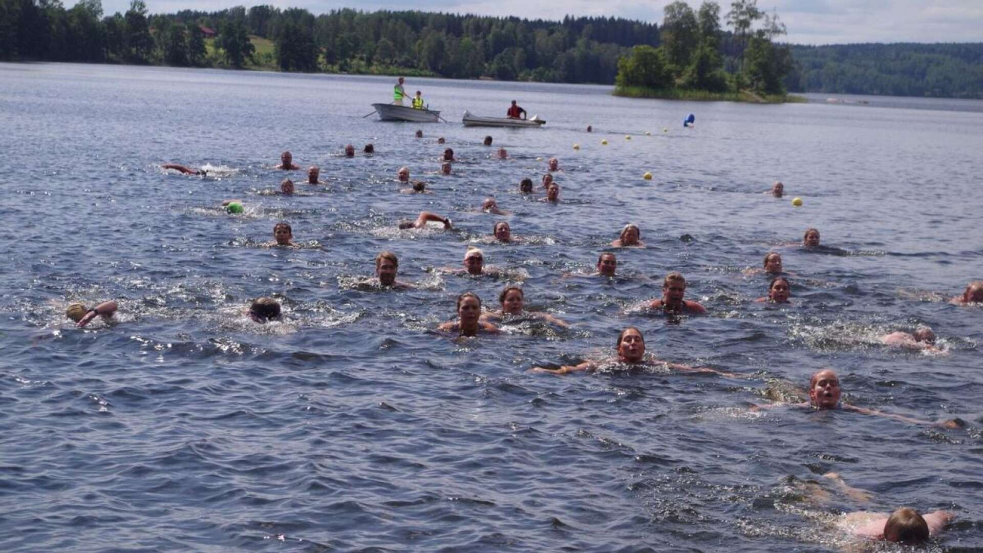 Det inledande simmomentet i sjön Eldan under den senaste upplagan av Långserud Triathlon. 