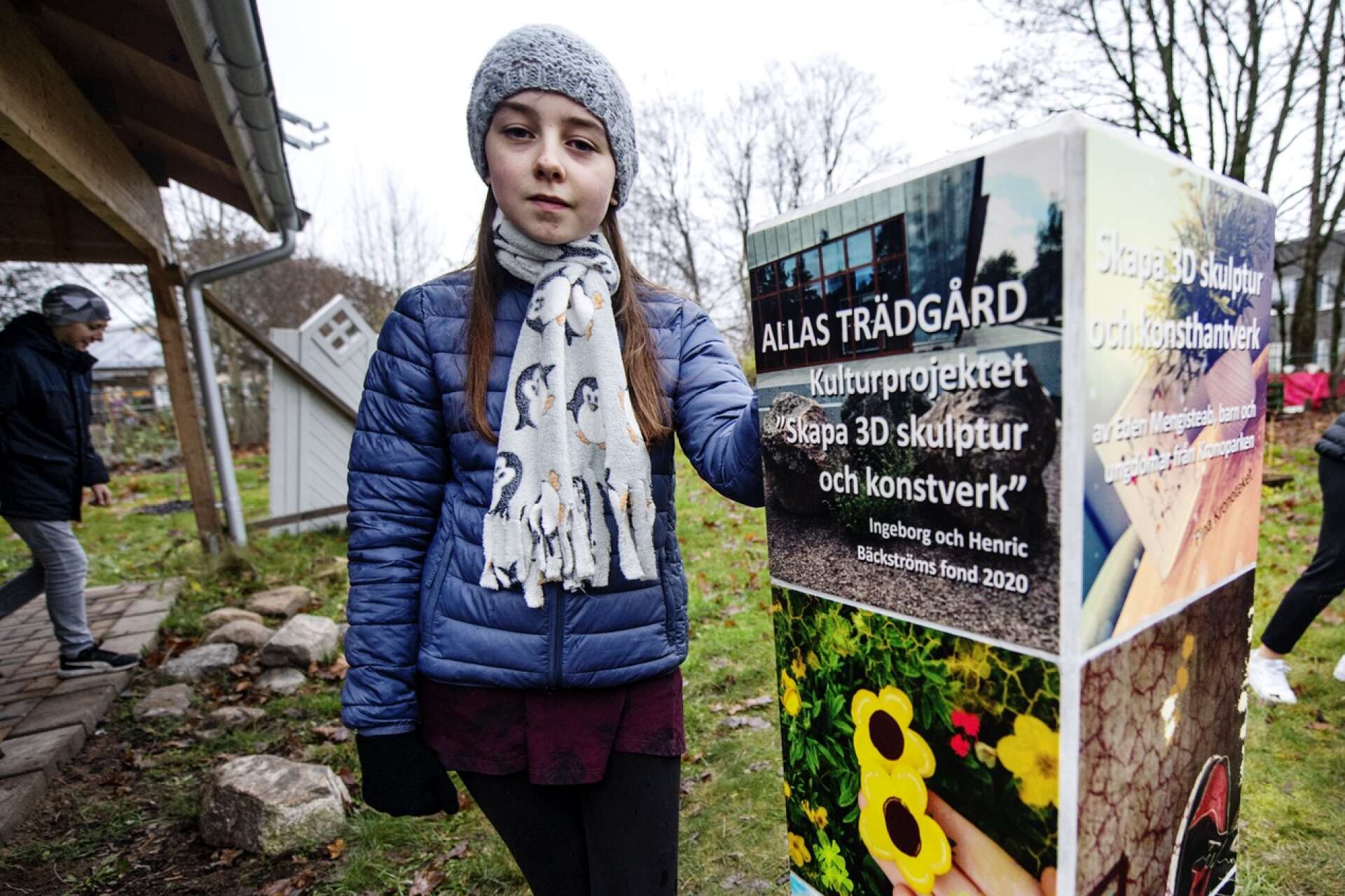 12 -åriga Celina Nolhage Möller från Fröding skolan har varit med och gjort det andra konstverket, hon tog kort på några blommor på skolgården som var gula. 