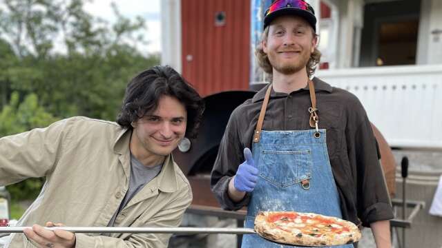 Kirill Nilsson har bott i Sverige drygt 10 år. Tillsammans med Filip Hjert bakar han pizza för hemlandet Ukraina.