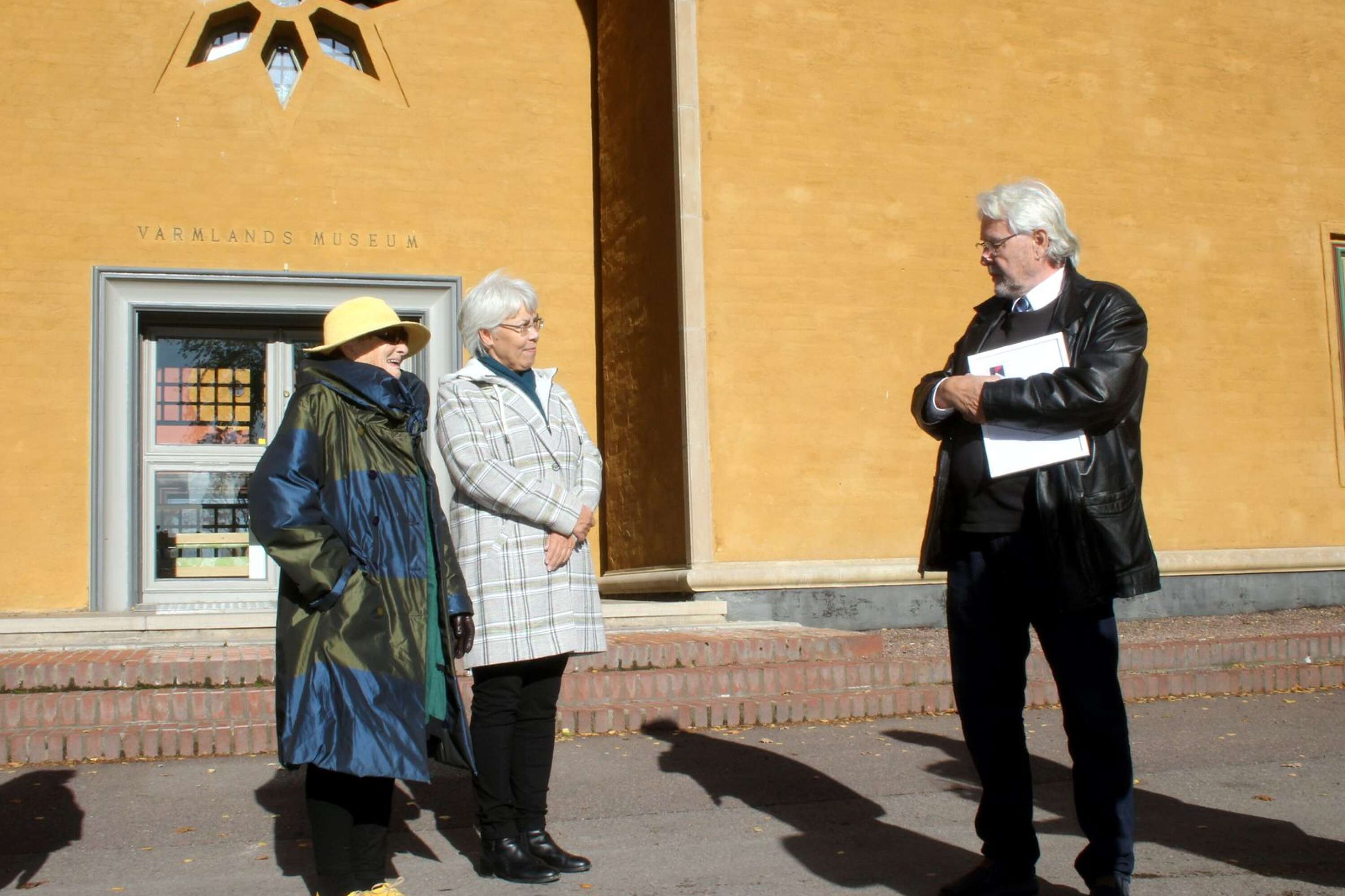 Gerd Göran och Kristin Andreassen prisas av Värmlands konstnärsförbund, vars ordförande Bo Wadman-Larson läste upp motiveringarna och räckte över diplom och blommor.