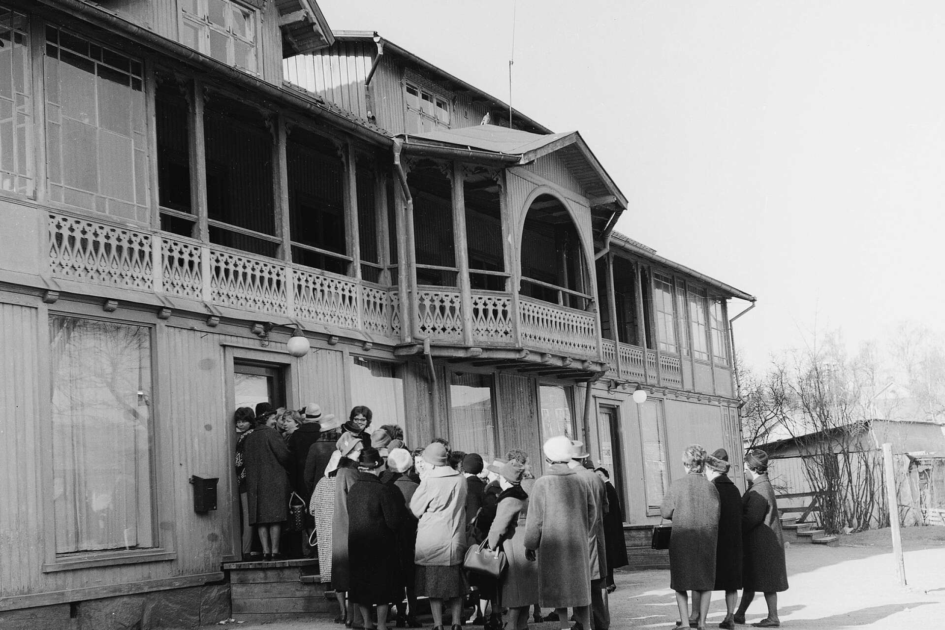 Utförsäljning – affären upphör! Frampå vårkanten 1963 köade damerna inför öppningsdags när Nygårds Manufakturs sista dag var kommen – i de dåvarande lokalerna.