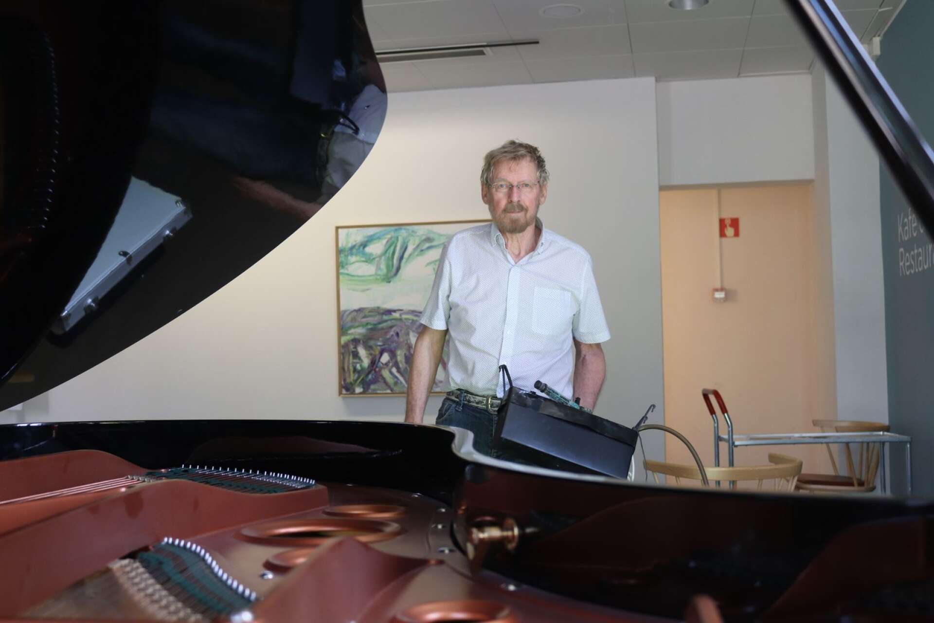 Pianoteknikern Ronny Bergh är glad att få ta hand om konsertflygeln och göra den redo att användas igen.