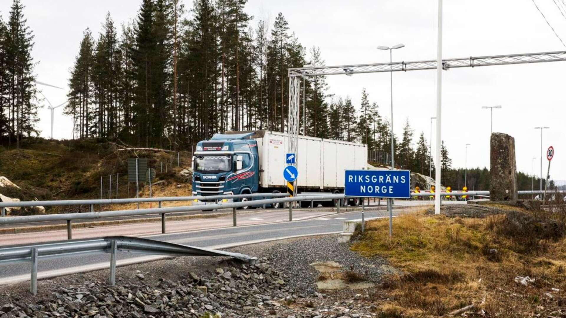 Gränsen mot Värmland kommer inte öppnas helt för norrmän natten mot den 19 juli utan Värmlands län förblir klassat som en röd region i ytterligare två veckor.