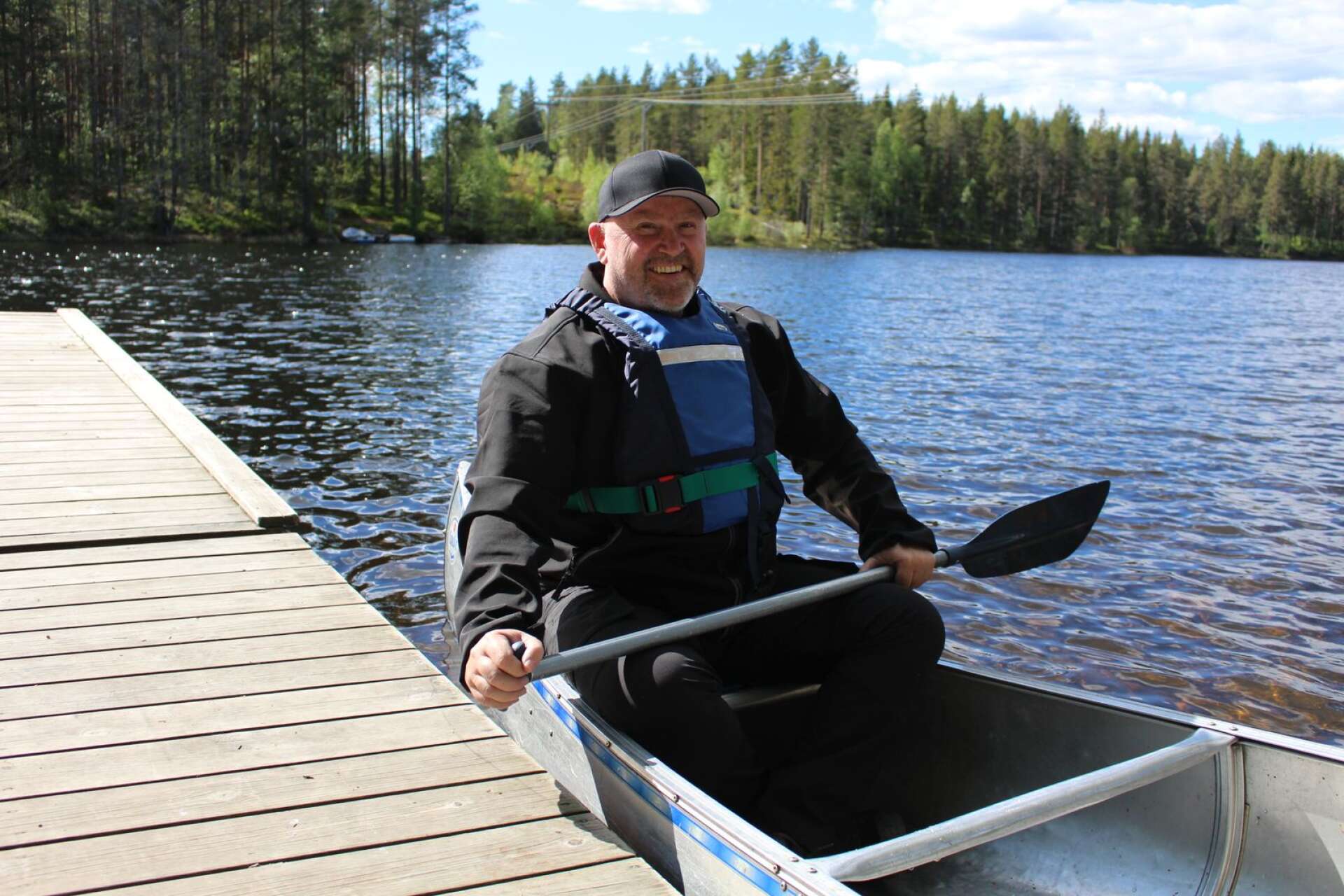 Michael Gould tycker att det är viktigt att hålla sig nära land när man paddlar kanot, särskilt om man är nybörjare: &quot;Om det är för blåsigt är det bättre att ta en mindre sjö.&quot;