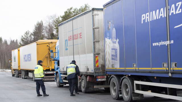 Trafikpolis genomför en inspektion av tunga lastbilar på E4 söder om Umeå. Arkivbild.