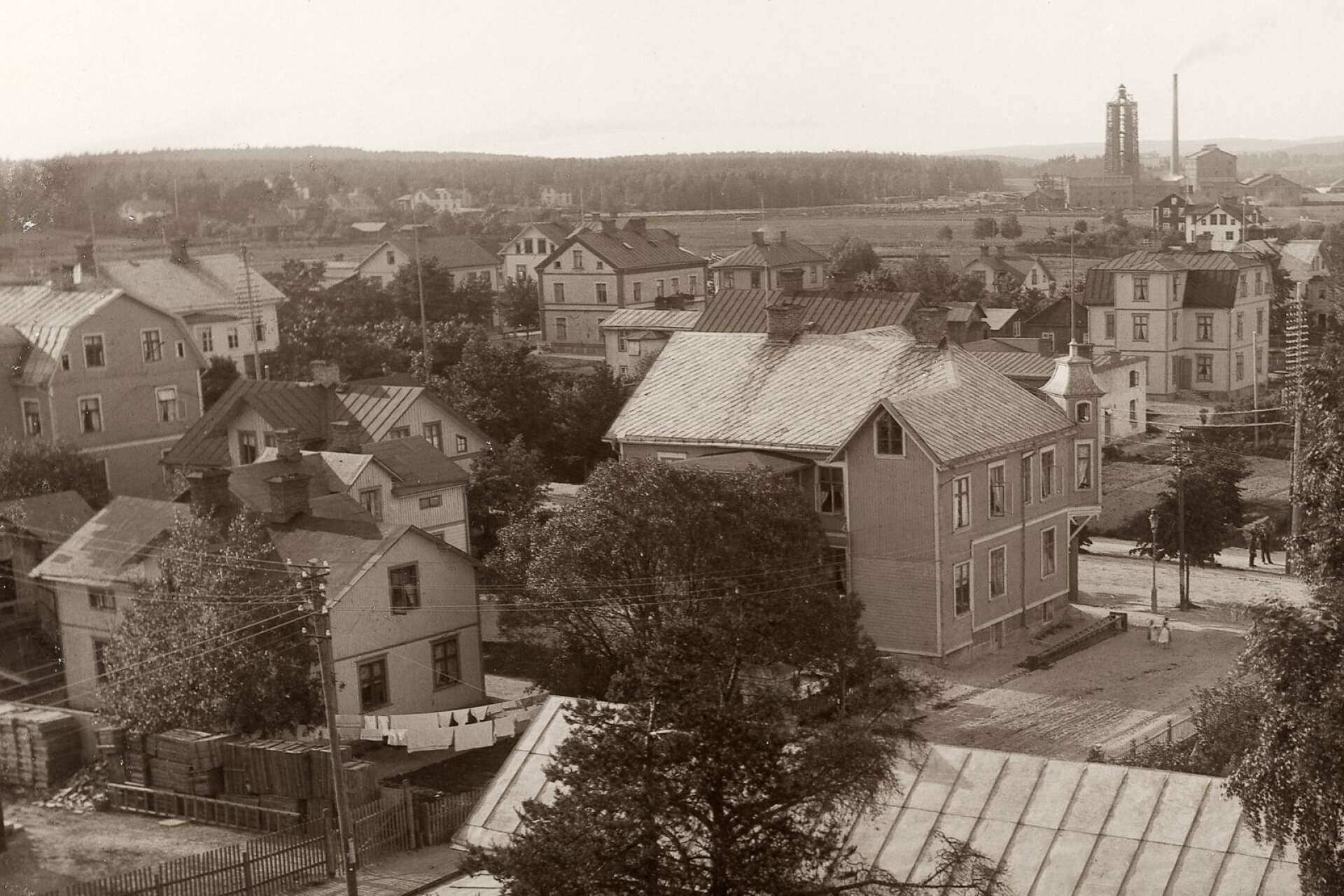 På bilden från Västra Skolans tak ser man Svenssons hus och även de båda uthusen. Det var tätt mellan husen vid Västra Storgatan. Bara tre av dessa finns kvar idag.