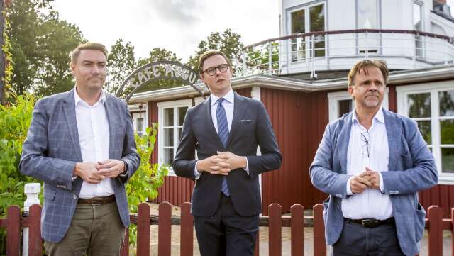 Erik Nilsson (KD), Alexander Torin (M) och Niklas Wikström (L) är missnöjda över hanteringen av Karlstad kommuns köp av Café August. 