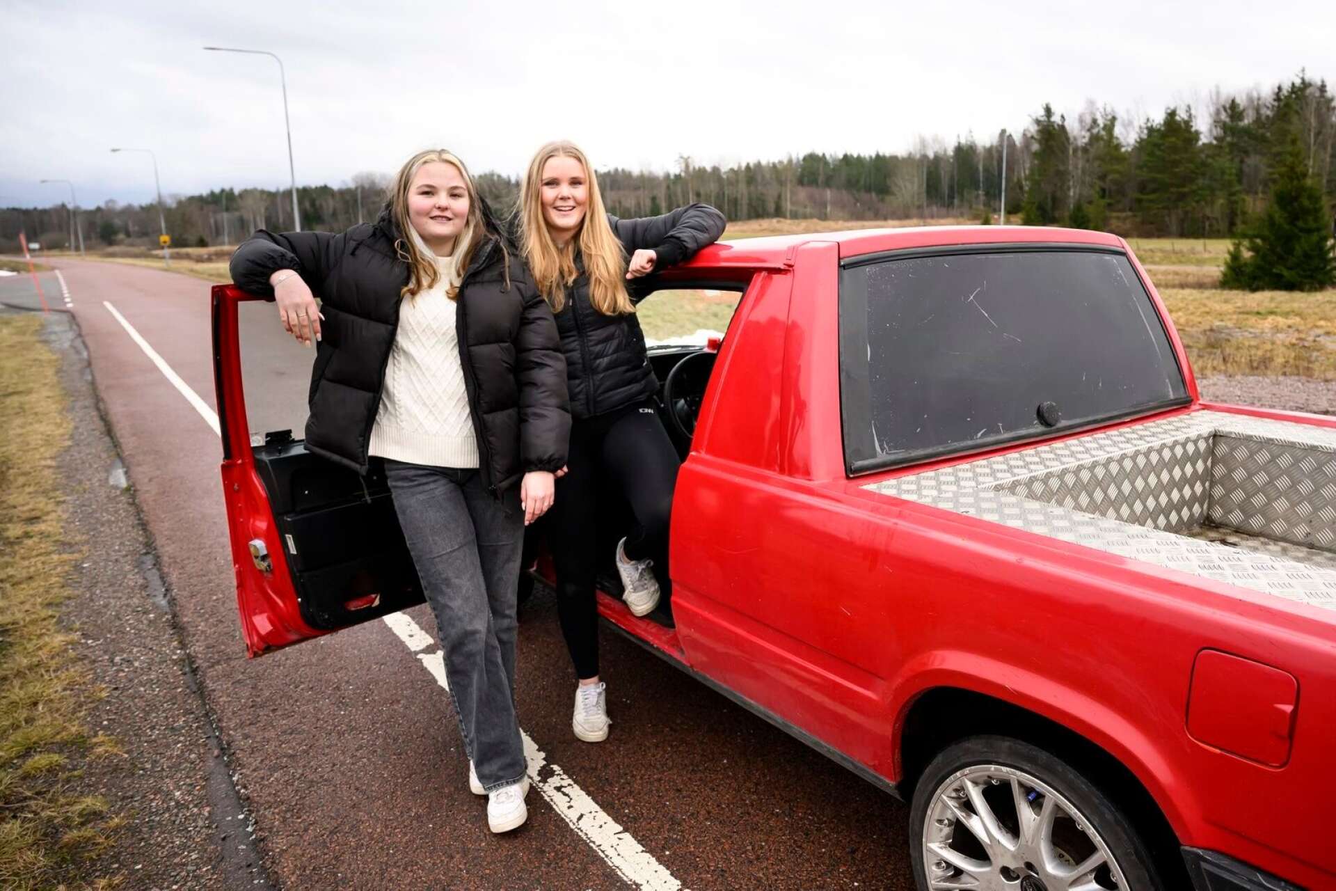 15-åringarna Maia Wiklund och Julia Jäger tyckte att det var både kul och mycket nyttigt att testa de olika banorna med Julias klassiska Volvo-A-traktor.