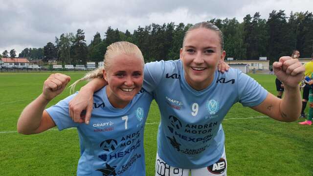 Målskyttarna Lisa Jansson (t.v.) och Wilma Enarsson jublar efter den efterlängtade segern hemma mot IK Frisco.