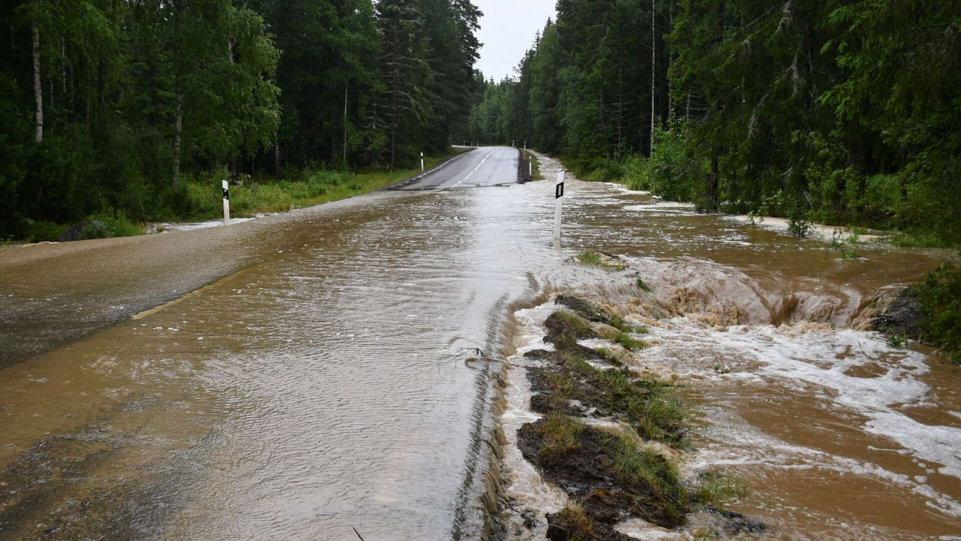 Delar av länsväg 241 mellan Sunne och Munkfors var helt under vatten. På vissa delar av vägen hade asfalten spolats bort. Enligt Trafikverket kommer vägen vara stängd i flera dagar. 