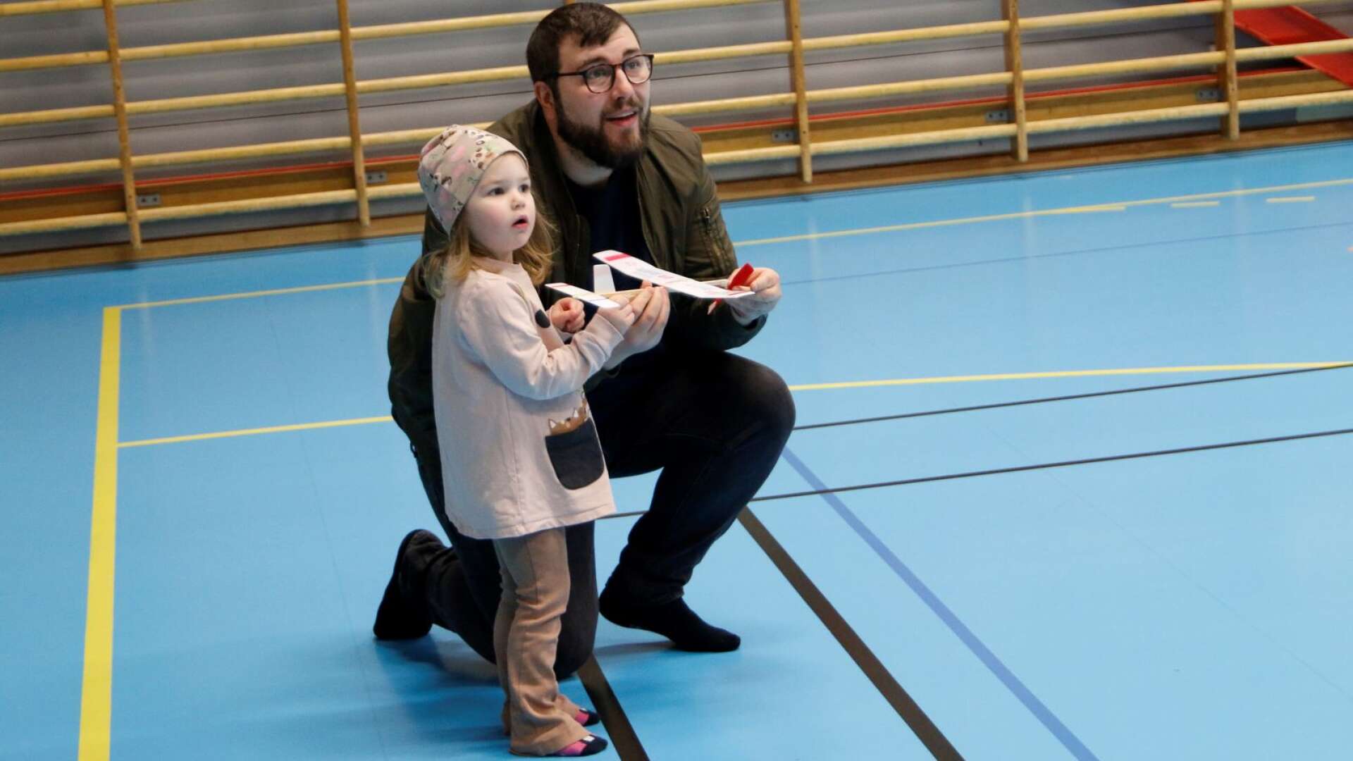 Astrid Antegård, 3, med pappa Fredrik Antegård, får instruktioner för provflygningen av flygplansmodellen ”Flugan”.
