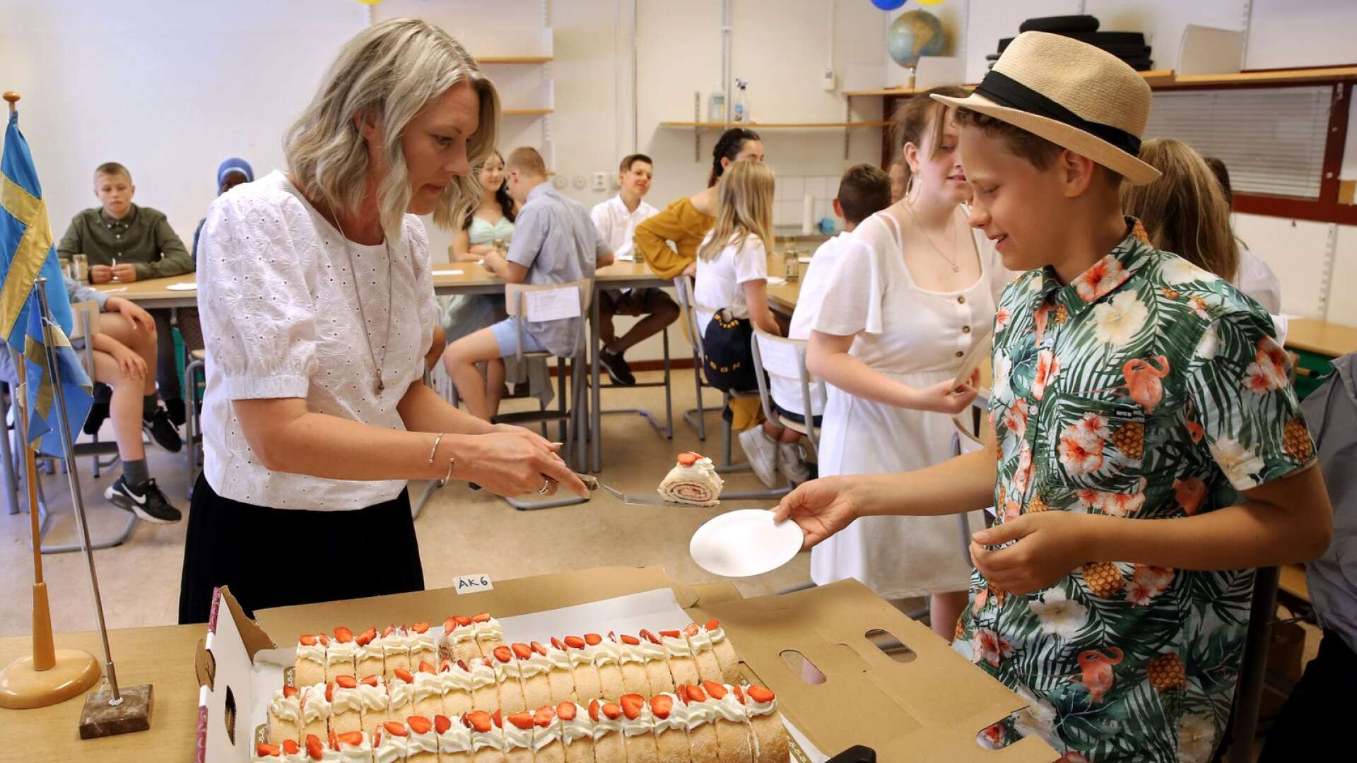 Malte Buren tar emot tårta av sin lärare Victoria Skoglund.