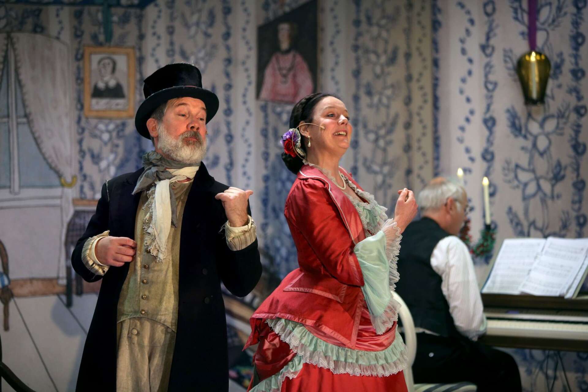 I rollen som Löparnisse ses Fredrik Sjöstedt och Britta i Gyllby gestaltas av Maria Mayer. Scenografin är skapad utifrån en målning av 1800-talsmålaren Josabeth Sjöberg.