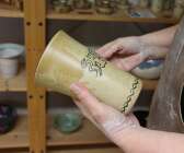 Detta är en kopp som Maria Folkesson har drejat, dekorerat och bränt två gånger. 