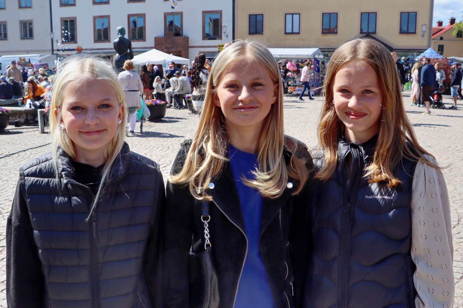 Lova Åstemo, 13, Mira Kraft, 13, och Elisa Ekström, 13, gillar att det är liv och rörelse i Hjo. Och att handla på marknaden förstås. 