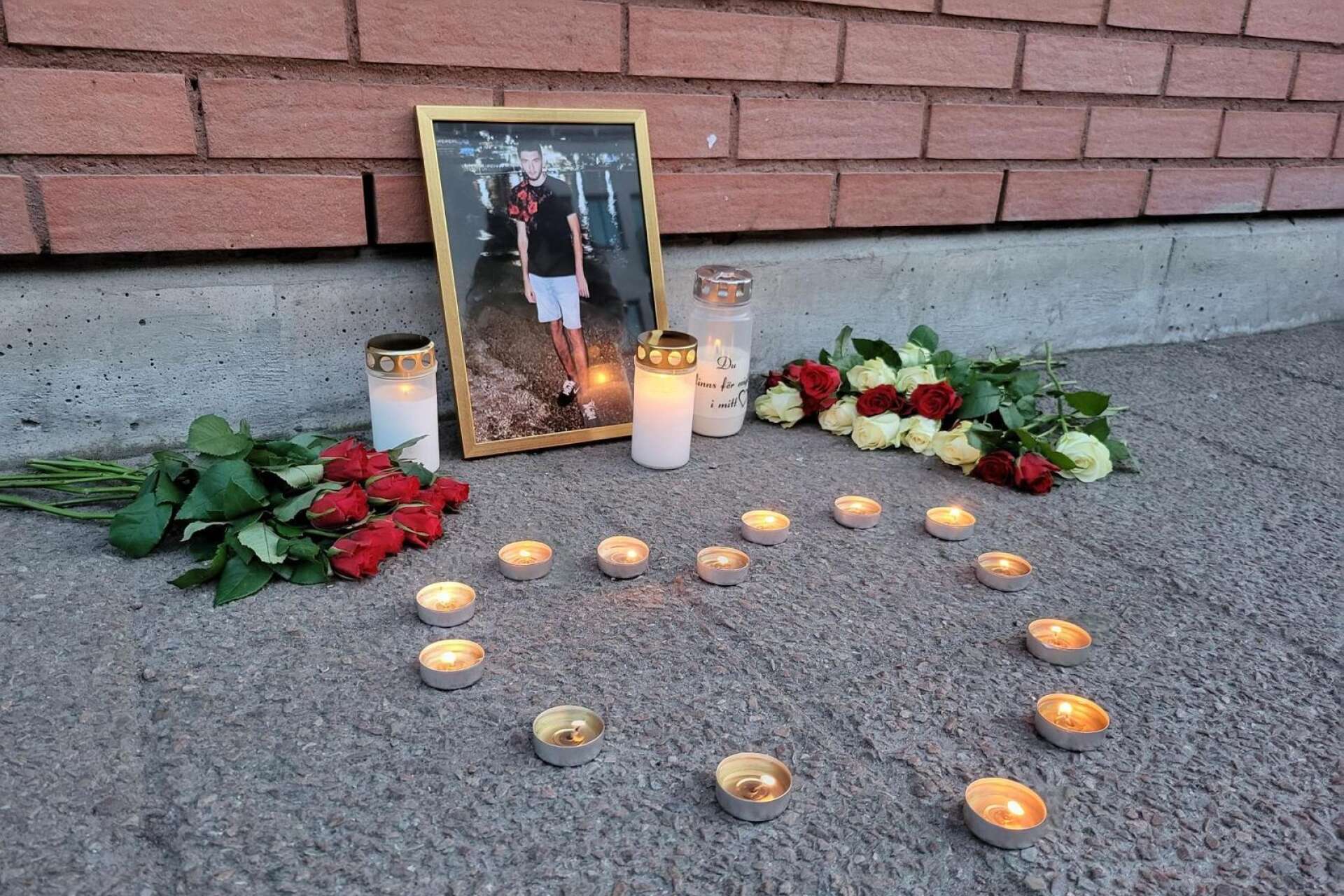 Lauren vänner har lagt blommor och tänt ljus på platsen där han misshandlades så svårt att han dog.