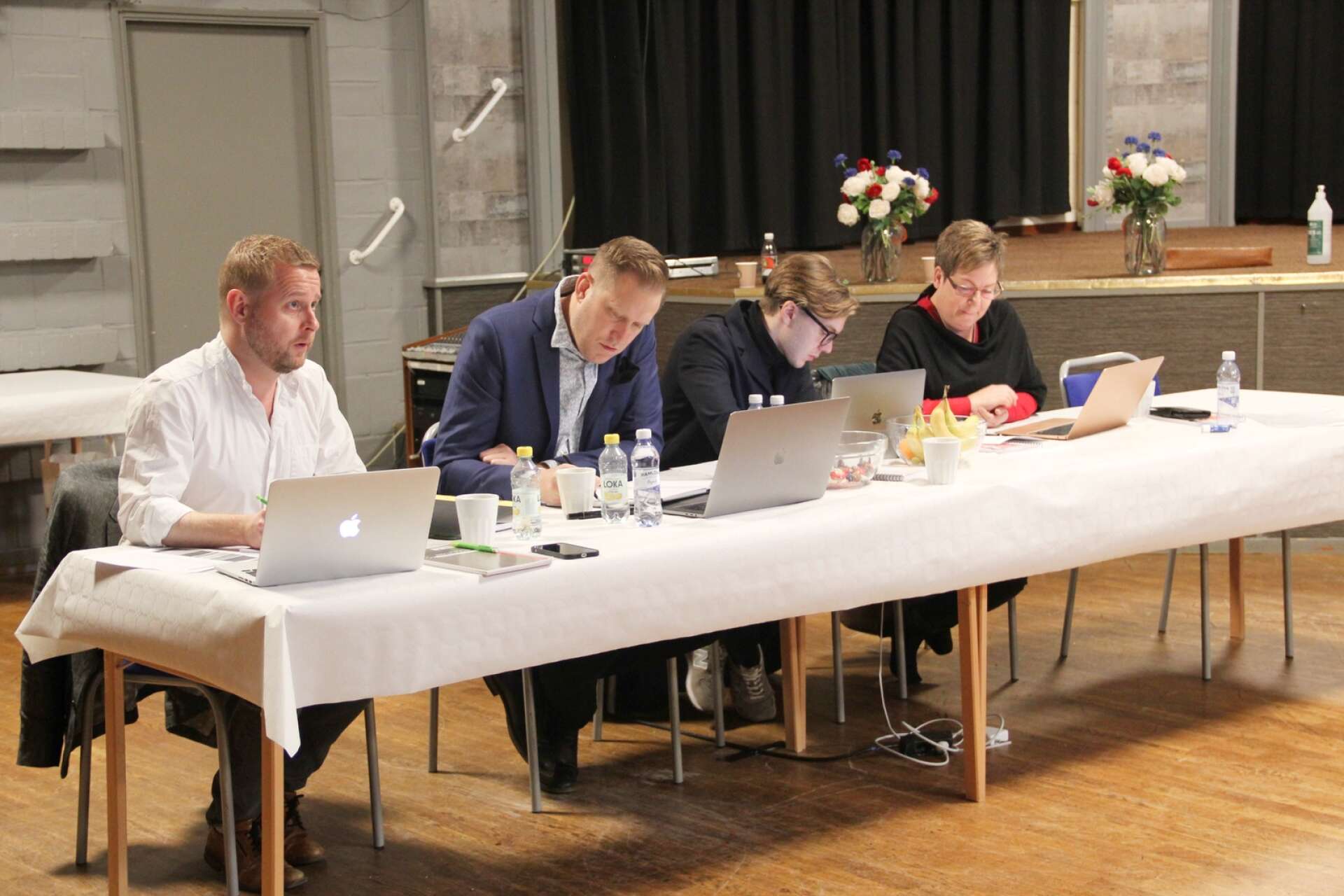 Säffleoperan kommer att ha auditions den här veckan i både Göteborg och Säffle. På bilden från vänster: Mattias Palm, regissör, Tobias Norelius och Oskar H Olsson, producenter, och Christina Carlsson, kostymdesigner och coach.