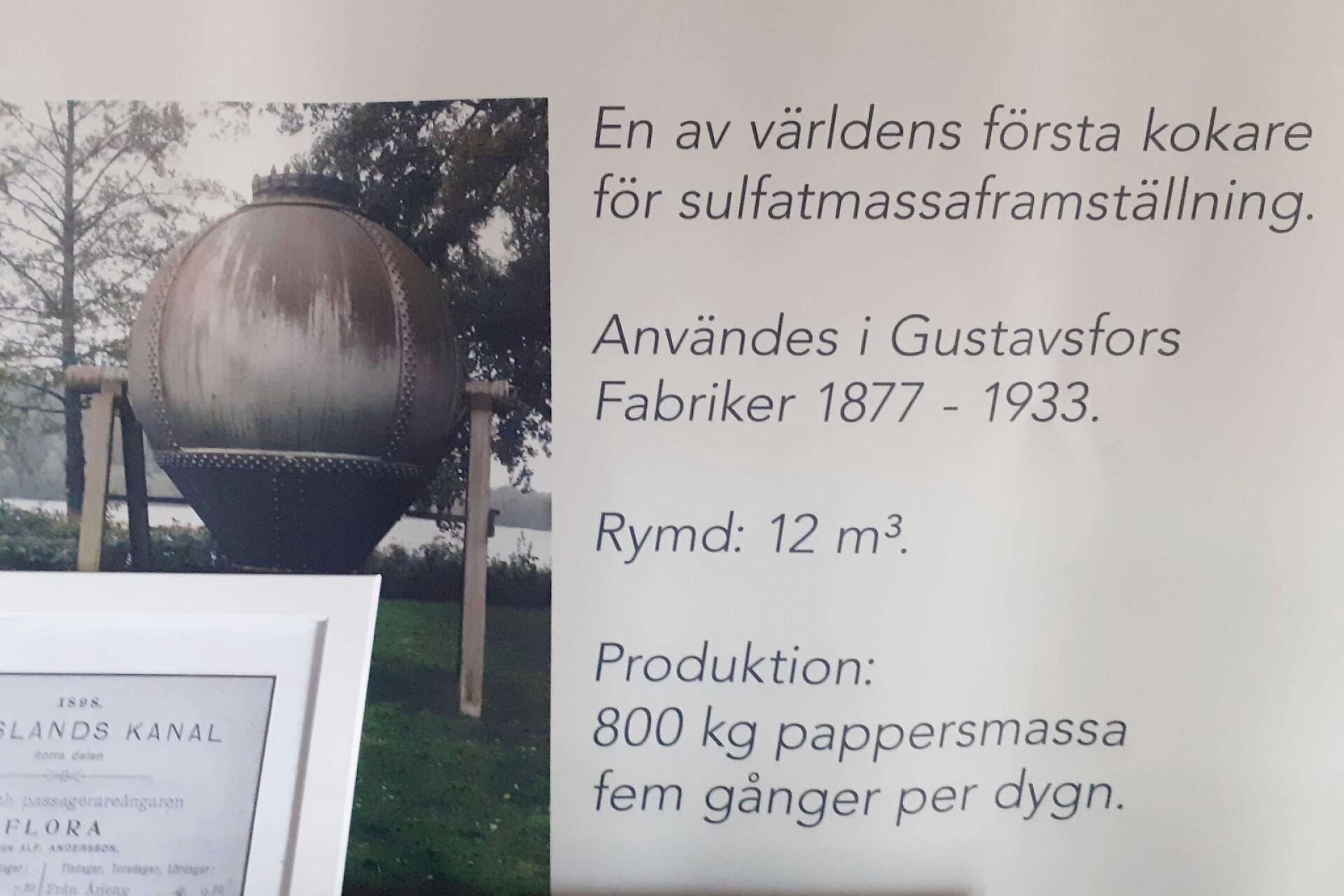 Inne i bruksmuseet kan man läsa om sulfatmassatillverkningen i Gustavsfors och där finns bild på den unika kokaren.