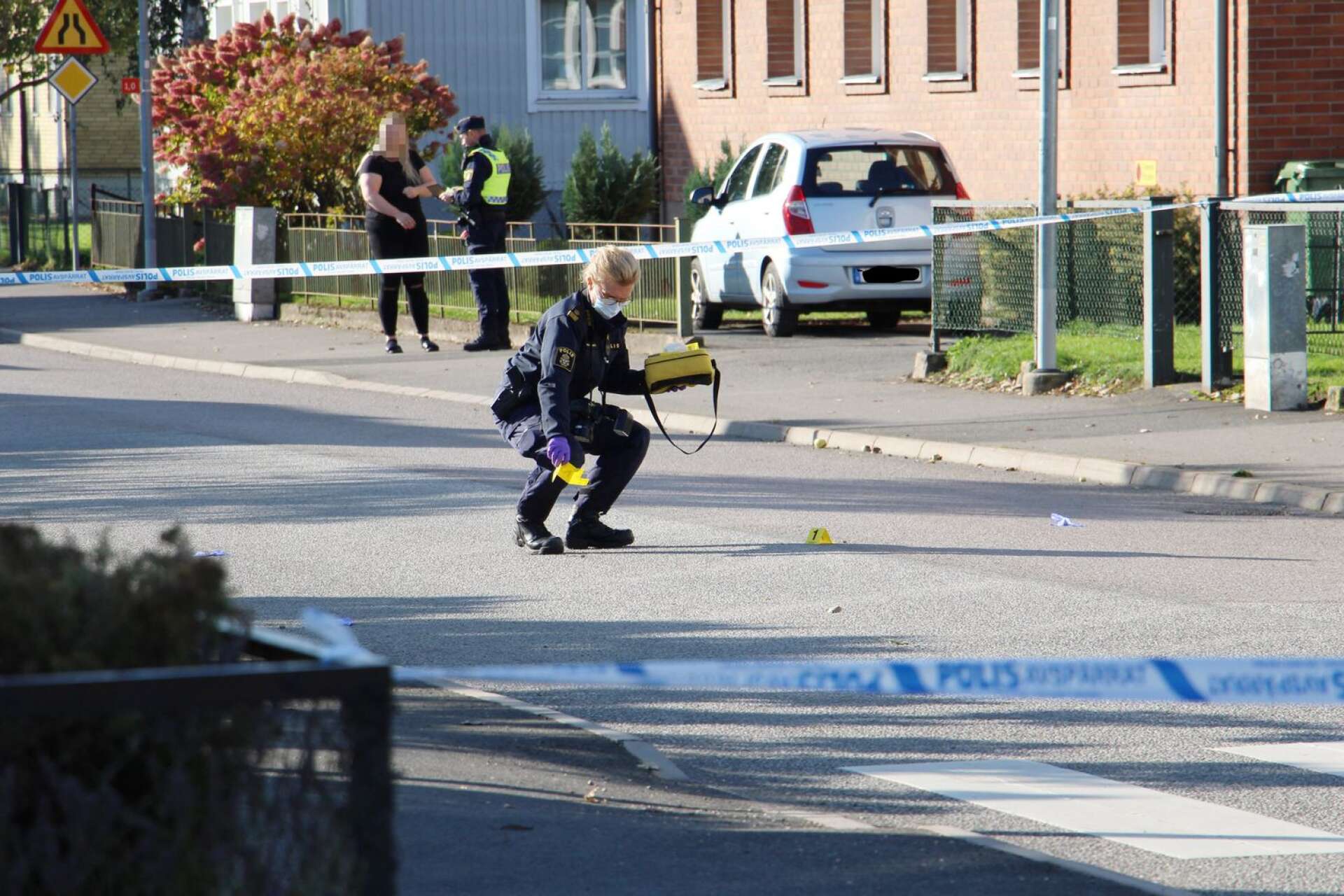Polisen hoppas att komma i kontakt med fler personer som kan ha gjort iakttagelser som kan kopplas till skjutningen på Norrmalm den 5 oktober. Nu har man lagt ut en efterlysning på sin Facebook-sida
