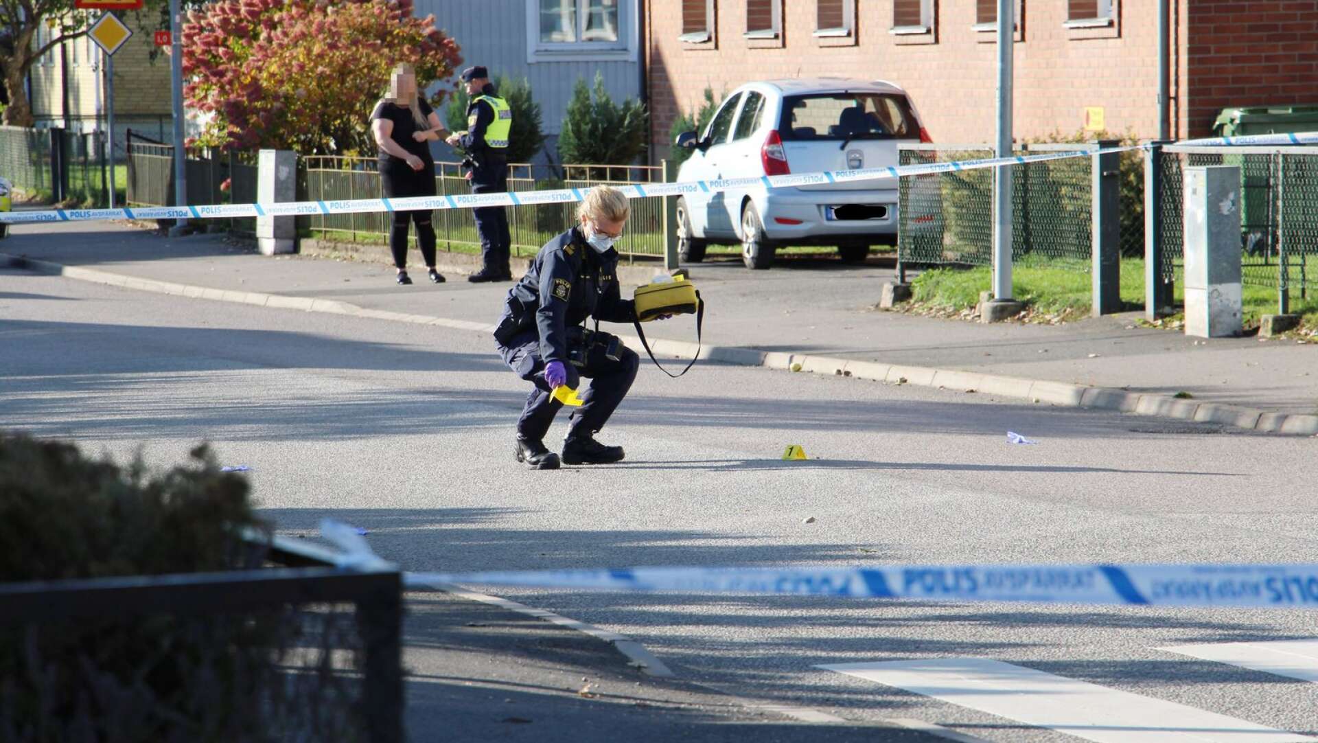 Polisen hoppas att komma i kontakt med fler personer som kan ha gjort iakttagelser som kan kopplas till skjutningen på Norrmalm den 5 oktober. Nu har man lagt ut en efterlysning på sin Facebook-sida