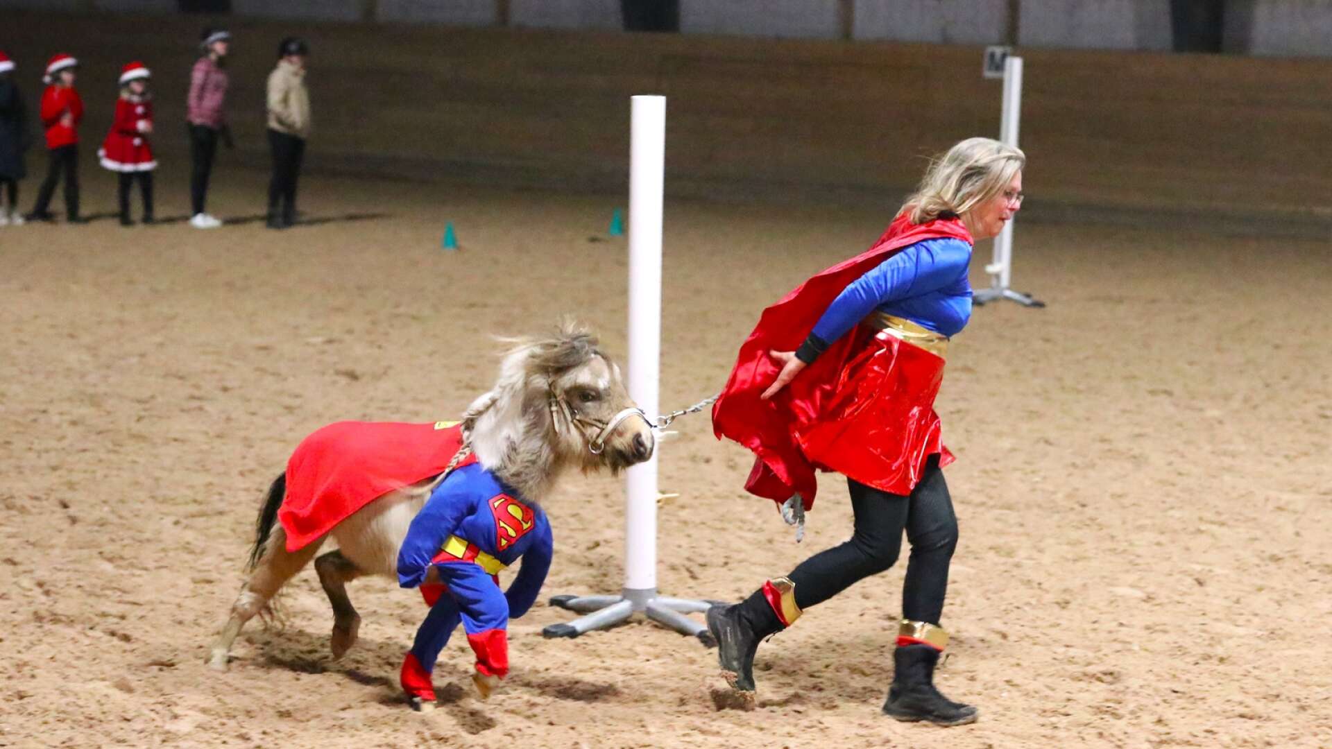 Supermanlaget, här i form av Gunilla Hägg och den busige ponnyn Sigge, utmanade Batmanlaget på en agilityduell.