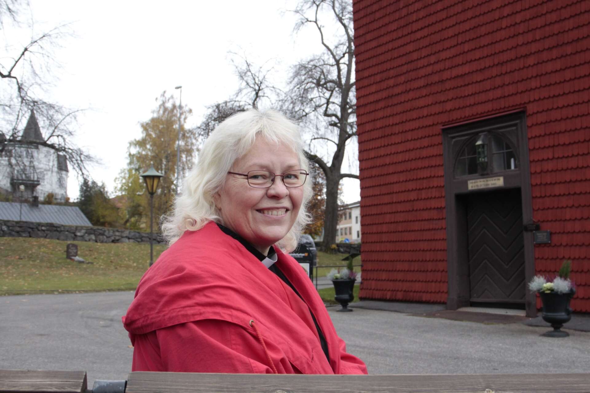 Pernilla Rosin jobbar som kyrkoherde i Karlskoga kyrka. Hon tror inte direkt på spöken och andar, men känner ibland att hon kanske har en skyddsängel, trots allt.